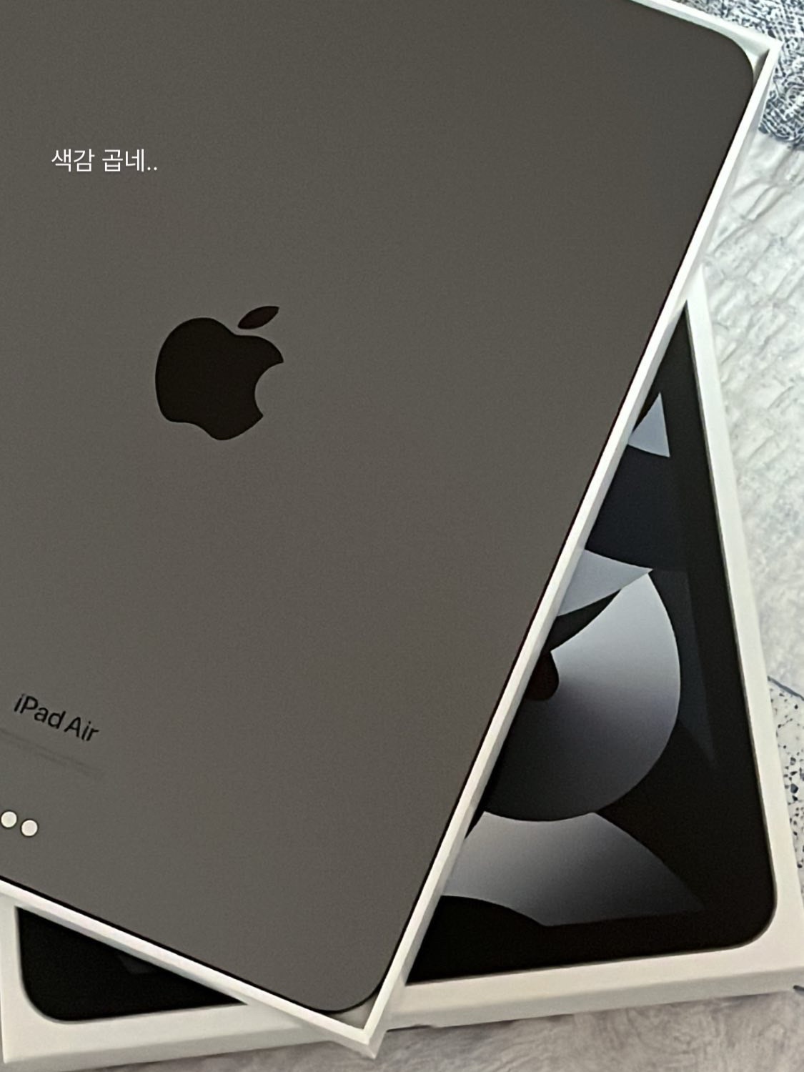 Apple iPad Air 5th Gen Wifi 64GB Space Gray (Korean Ver.) 착용 스타일