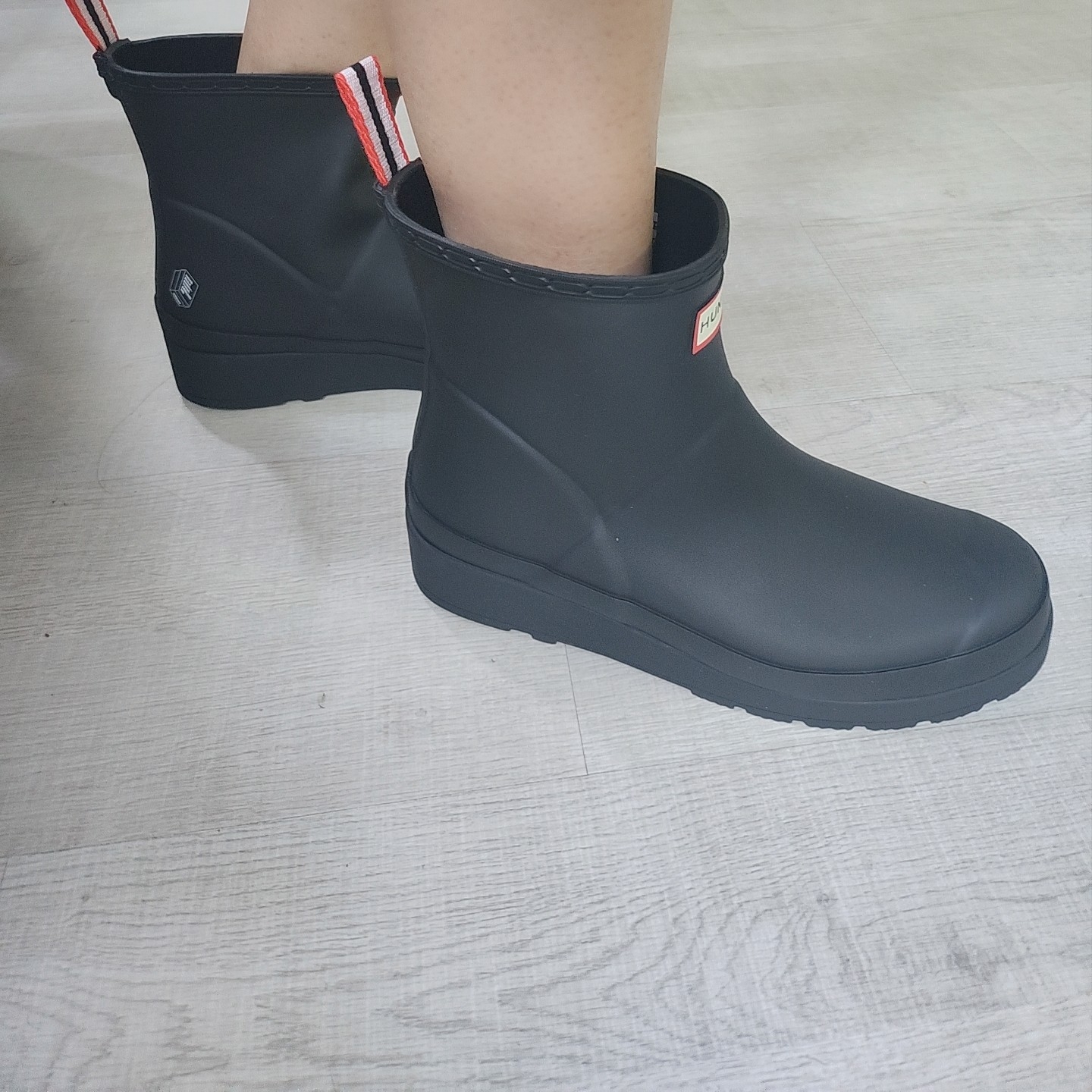 (W) Hunter Play Short Rain Boots Black 착용 스타일 - 1
