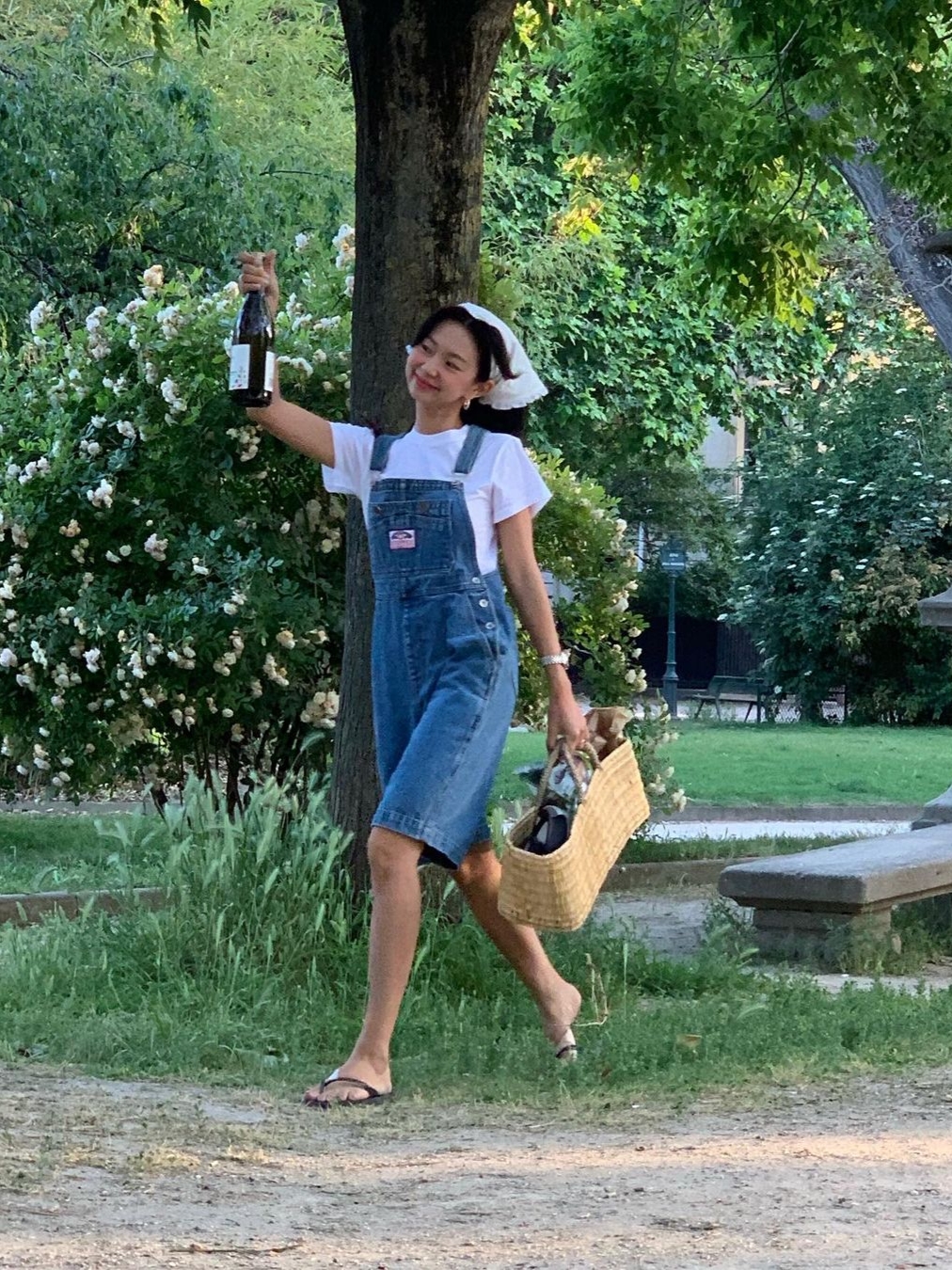 [KREAM 단독] STU Women Denim Overall Mid Blue, [KREAM 단독] STU Women Linen Head-kerchief White 착용 스타일 - 2