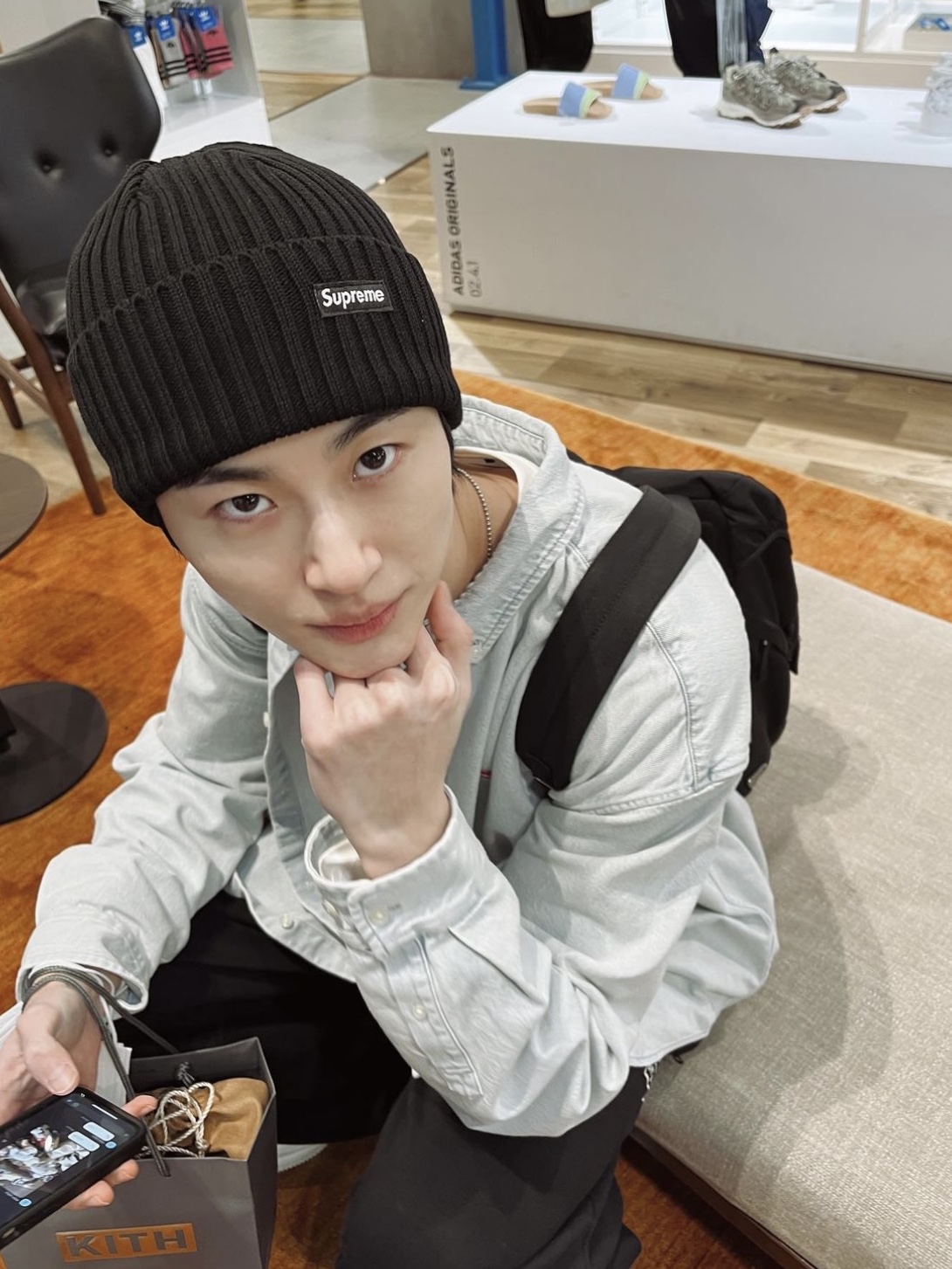 Supreme Overdyed Beanie Black 착용 스타일 - 4