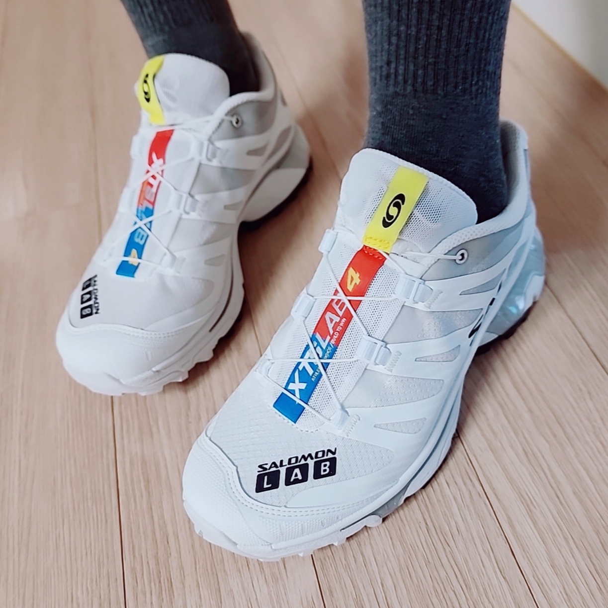 Salomon XT-4 White Lunar Rock 착용 스타일 - 1