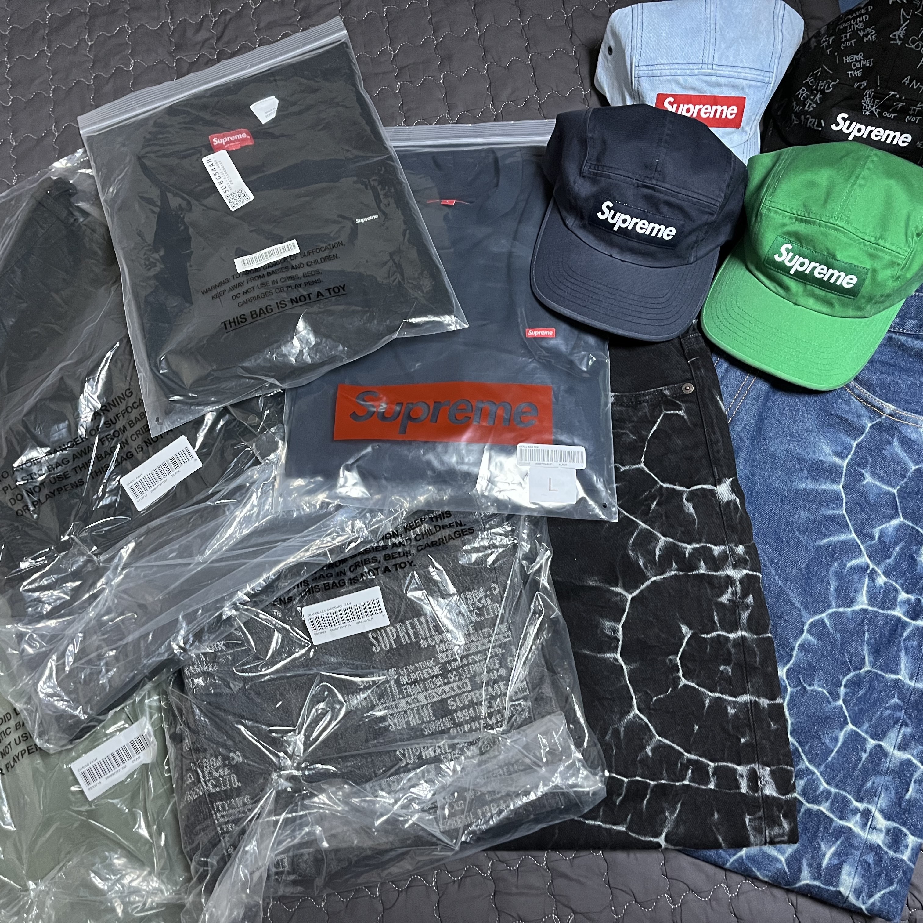 Supreme Trademark Jacquard Baggy Jean Washed Black - 23SS, Supreme Shibori Loose Fit Jean Rigid Indigo - 23SS ์ฐฉ์ฉ ์คํ์ผ
