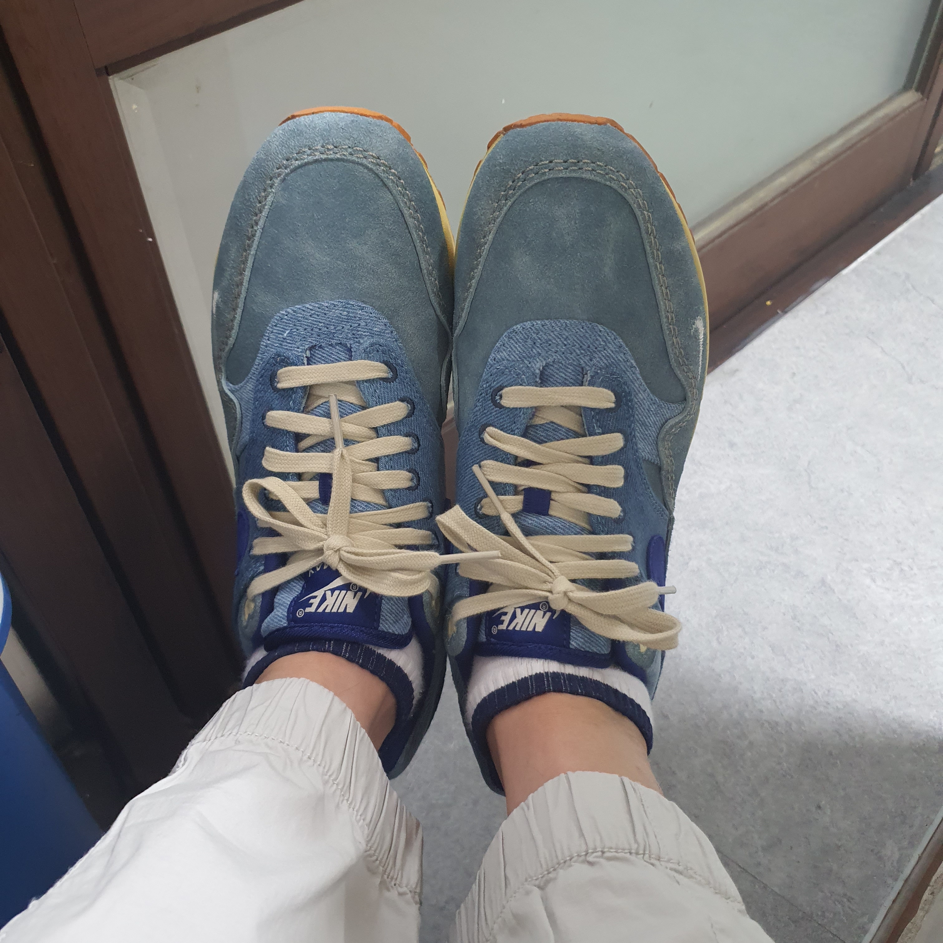 Nike Air Max 1 Premium Dirty Denim 착용 스타일 - 1