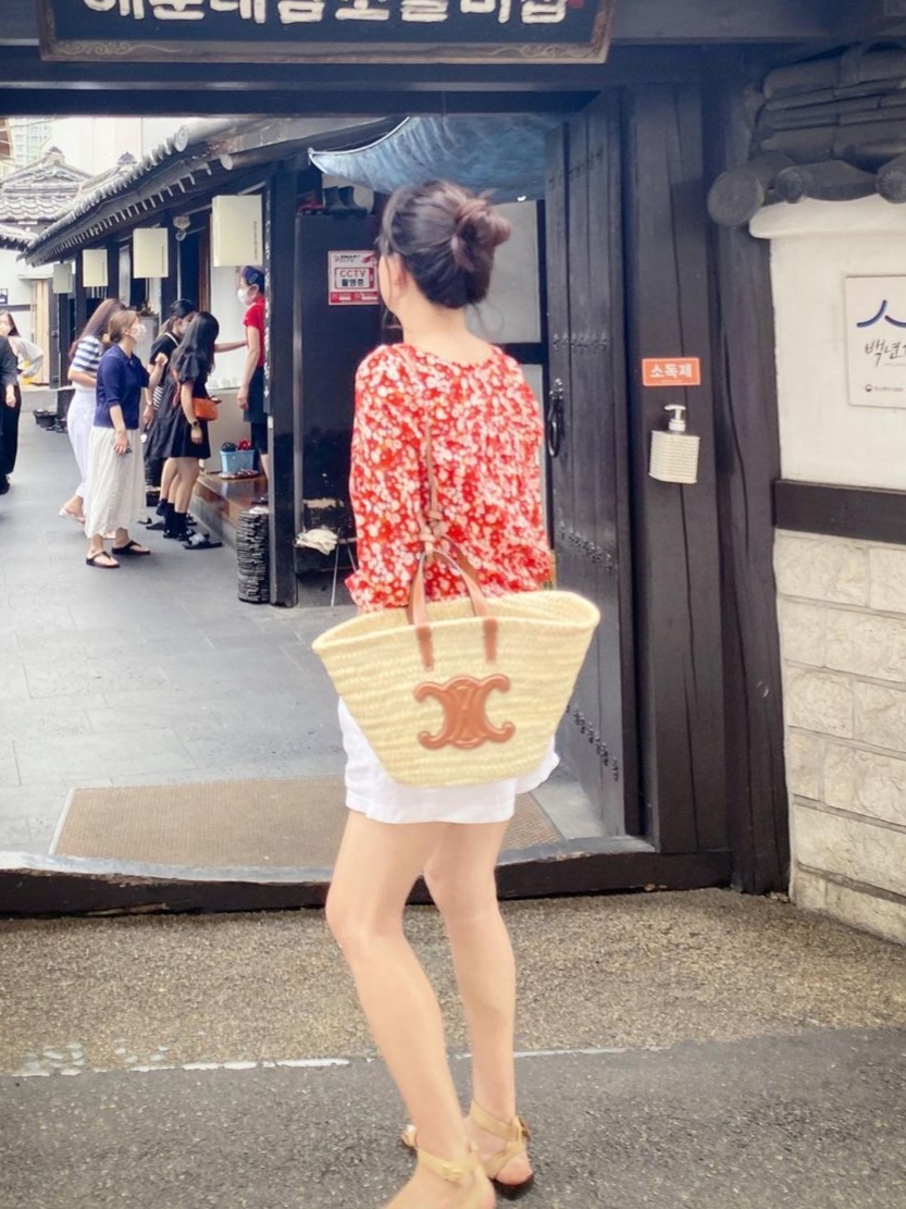 Celine Teen Triomphe Celine Classic Panier in Palm Leaves and Calfskin Tan 착용 스타일