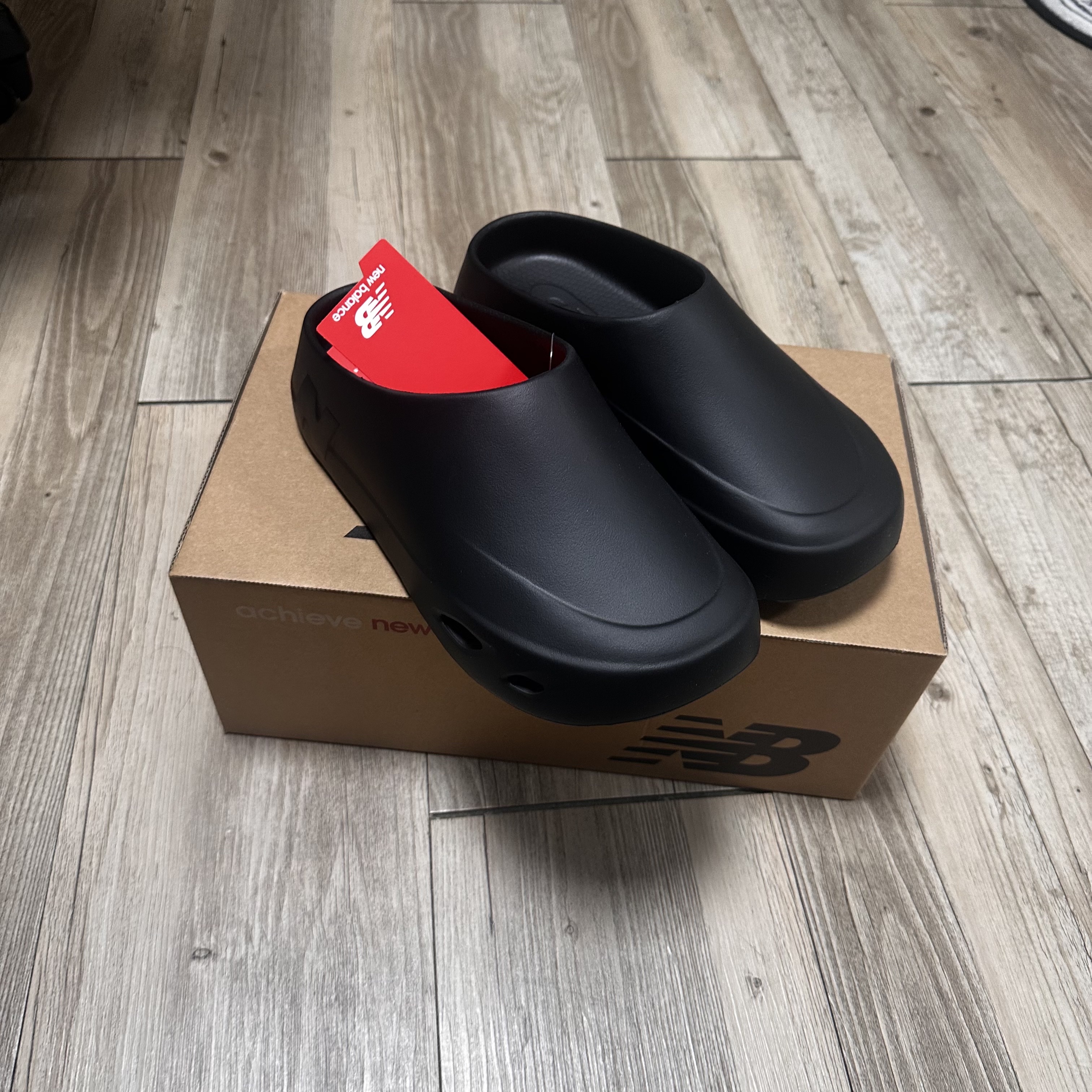 New Balance NB Clog Black 착용 스타일 - 1
