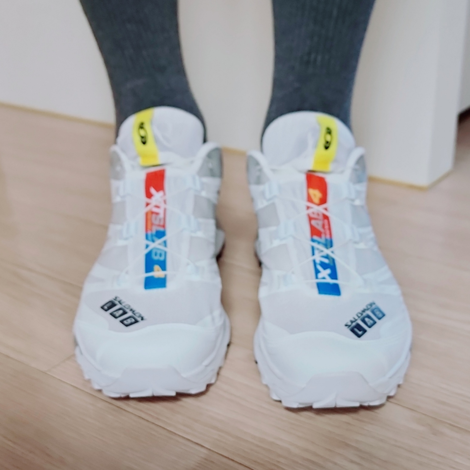 Salomon XT-4 White Lunar Rock 착용 스타일 - 5