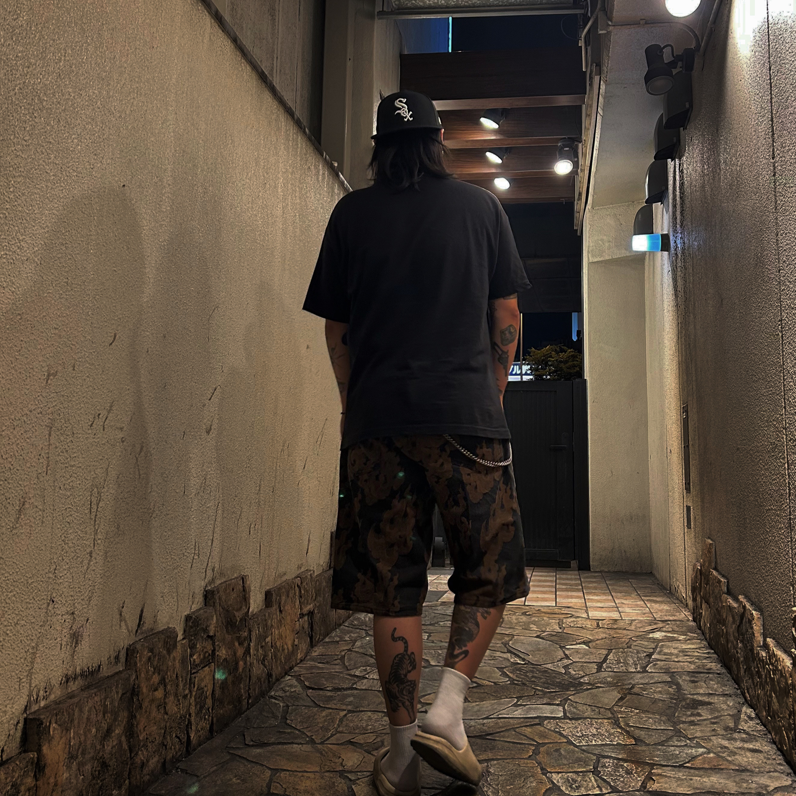 Adidas Yeezy Slide Bone 2022/2023, Supreme Flames Jacquard Baggy Denim Shorts Washed Black - 23SS 착용 스타일