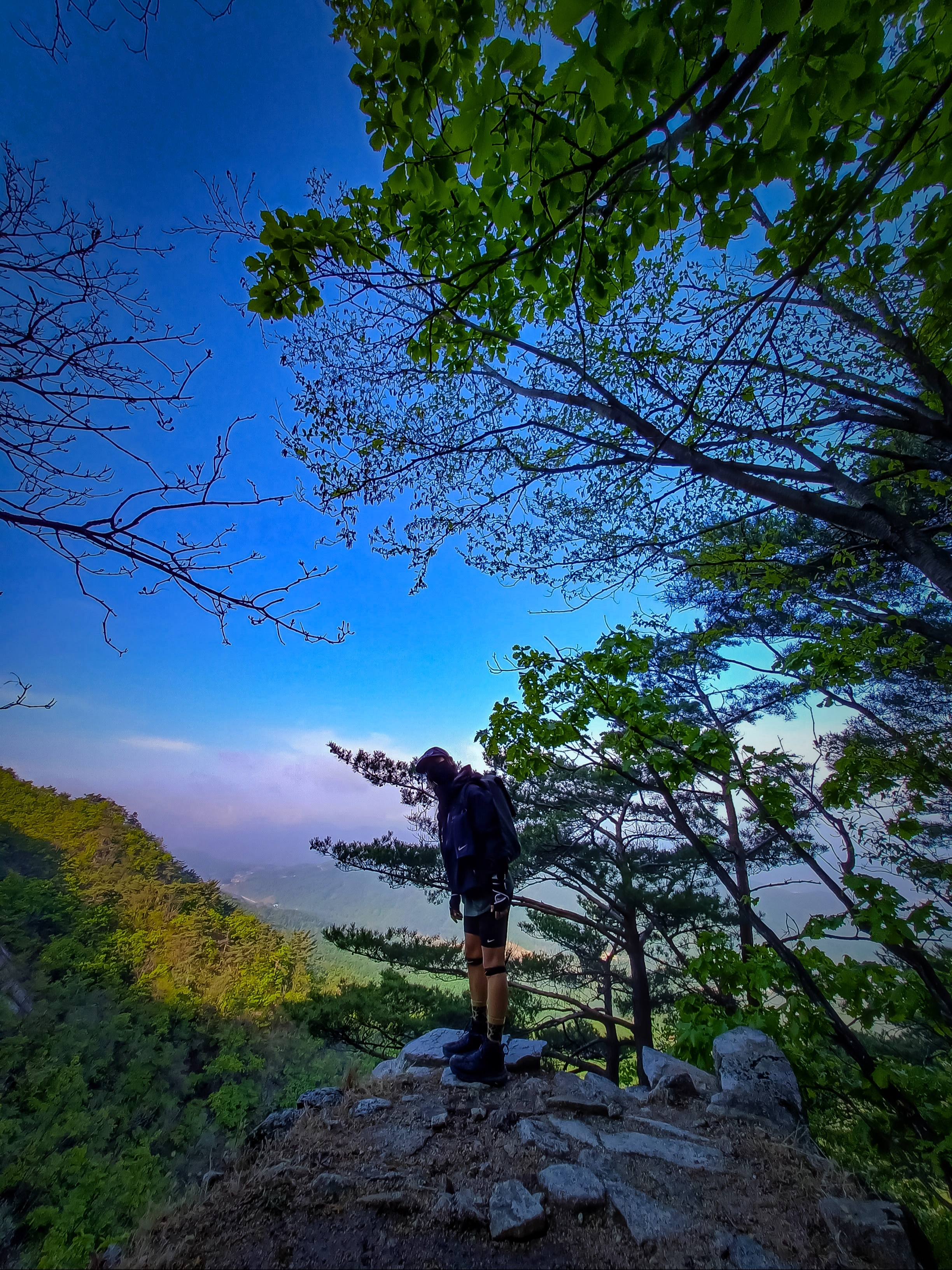 Hoka Kaha 2 Gore-Tex Black, Arc'teryx Granville 25 Backpack Black 착용 스타일