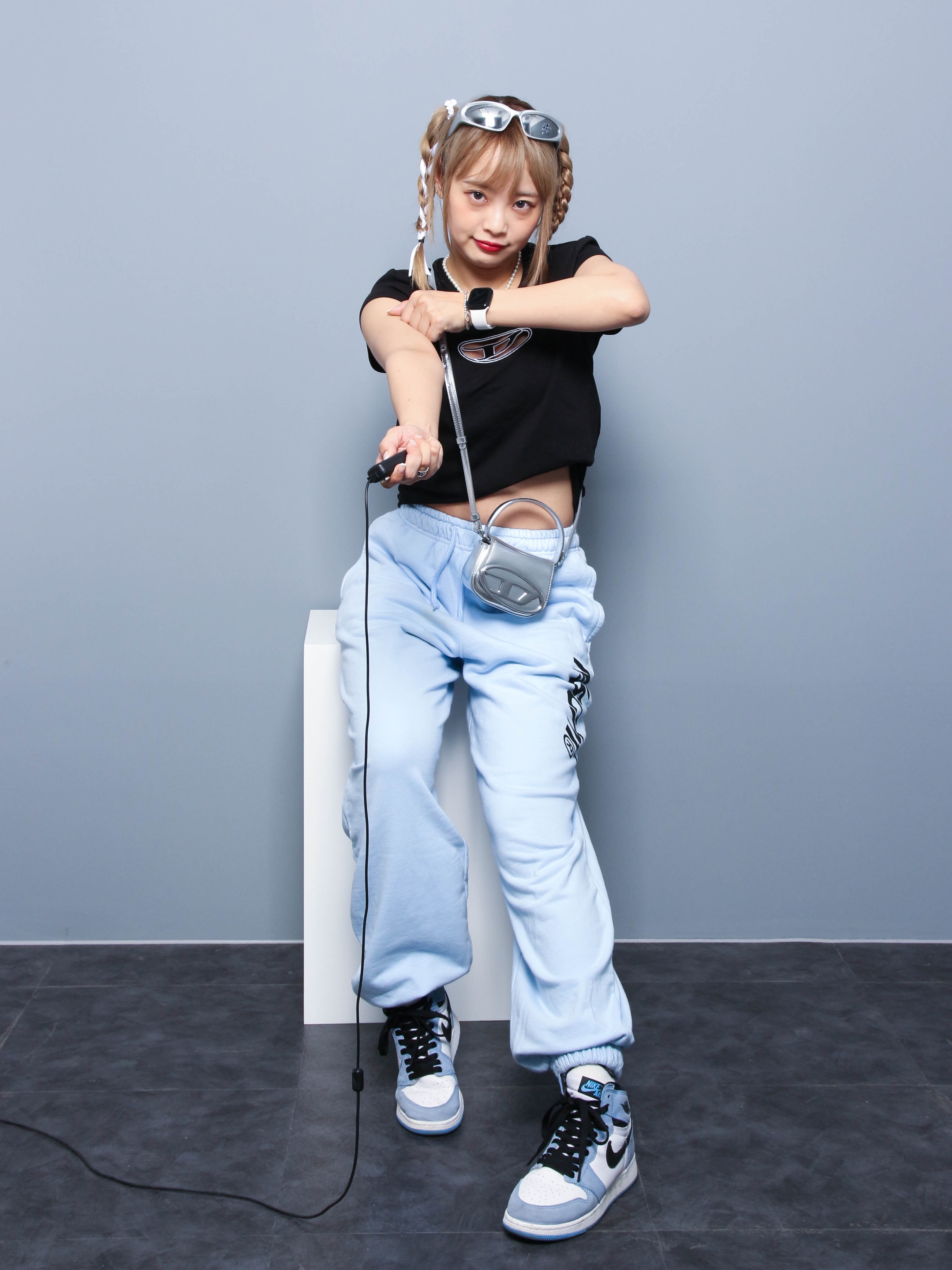 (W) Diesel T-Angie Peekaboo Logo T-Shirt Black, Diesel 1DR Mini Bag in Mirrored Leather Silver 착용 스타일 - 3