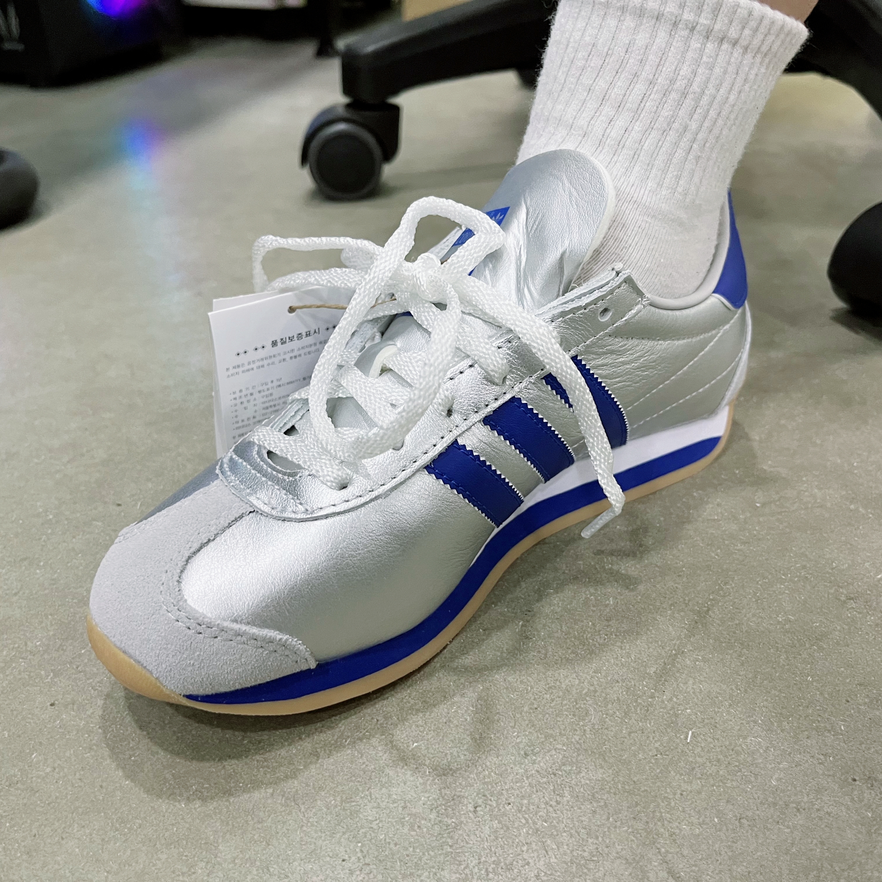 Adidas Country OG Matte Silver Bright Blue 착용 스타일 - 2