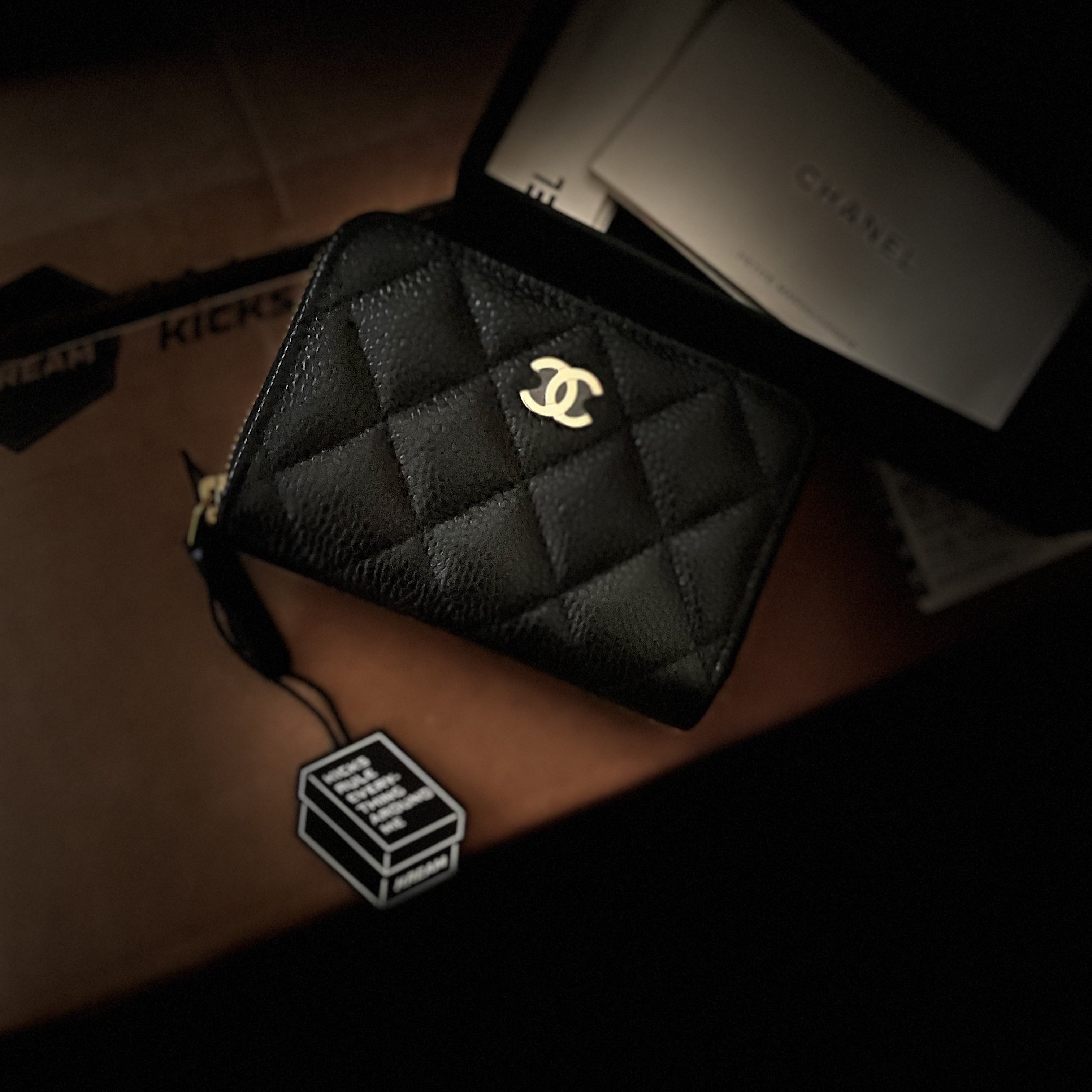 Chanel Classic Zipped Coin Purse Grained Calfskin & Gold Black, Chanel Classic Card Holder Grained Calfskin & Silver Black 착용 스타일 - 4