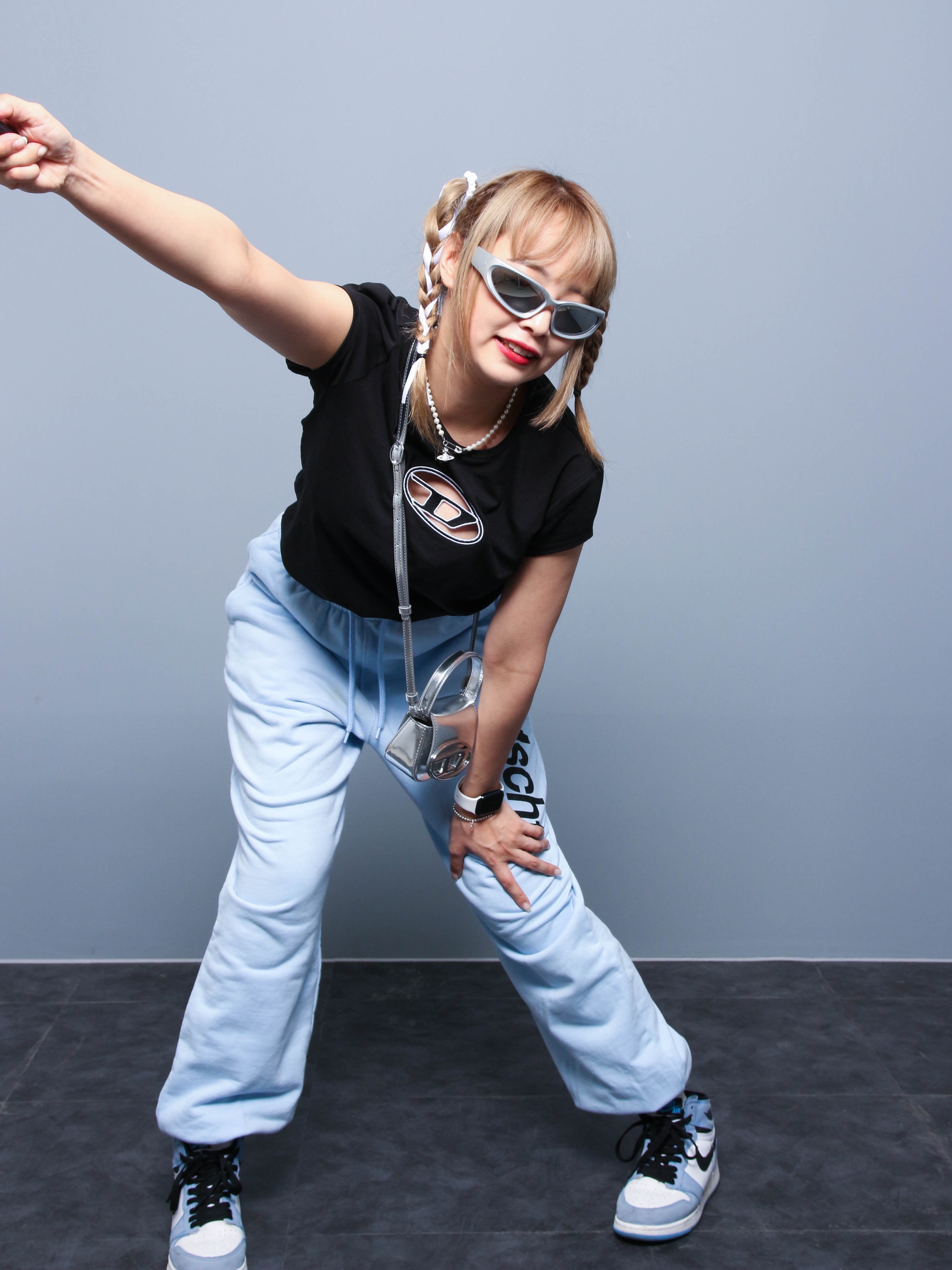(W) Diesel T-Angie Peekaboo Logo T-Shirt Black, Diesel 1DR Mini Bag in Mirrored Leather Silver 착용 스타일 - 1