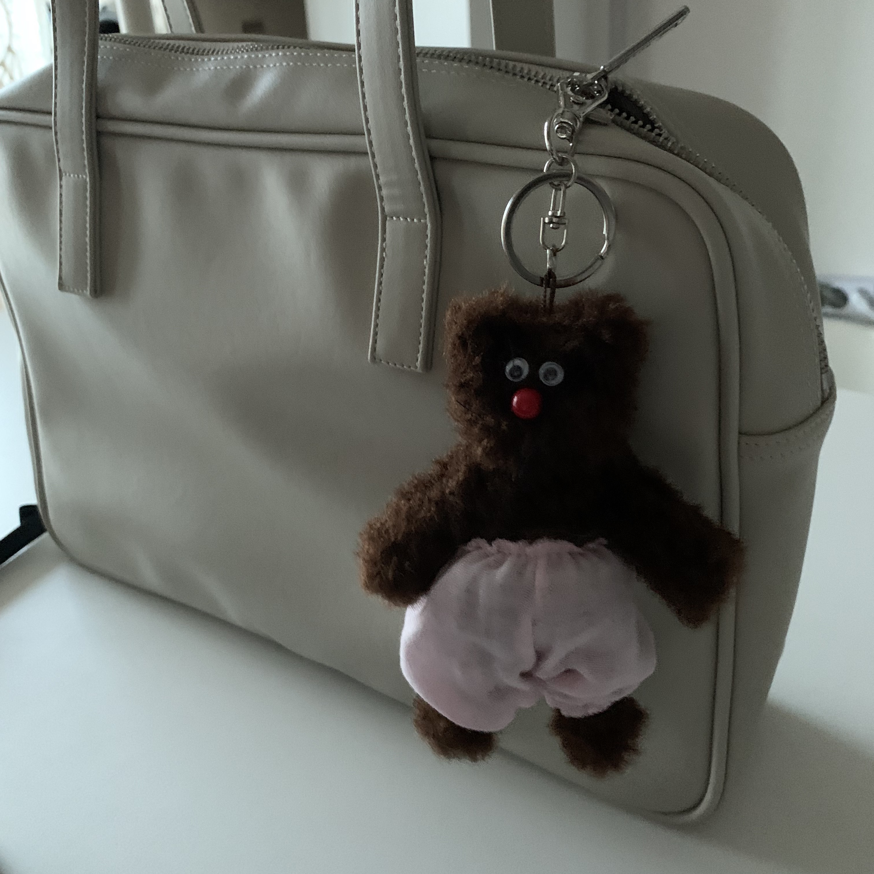 [KREAM 단독] Monamhee Bred Keyring with Pink Pants Brown 착용 스타일 - 1