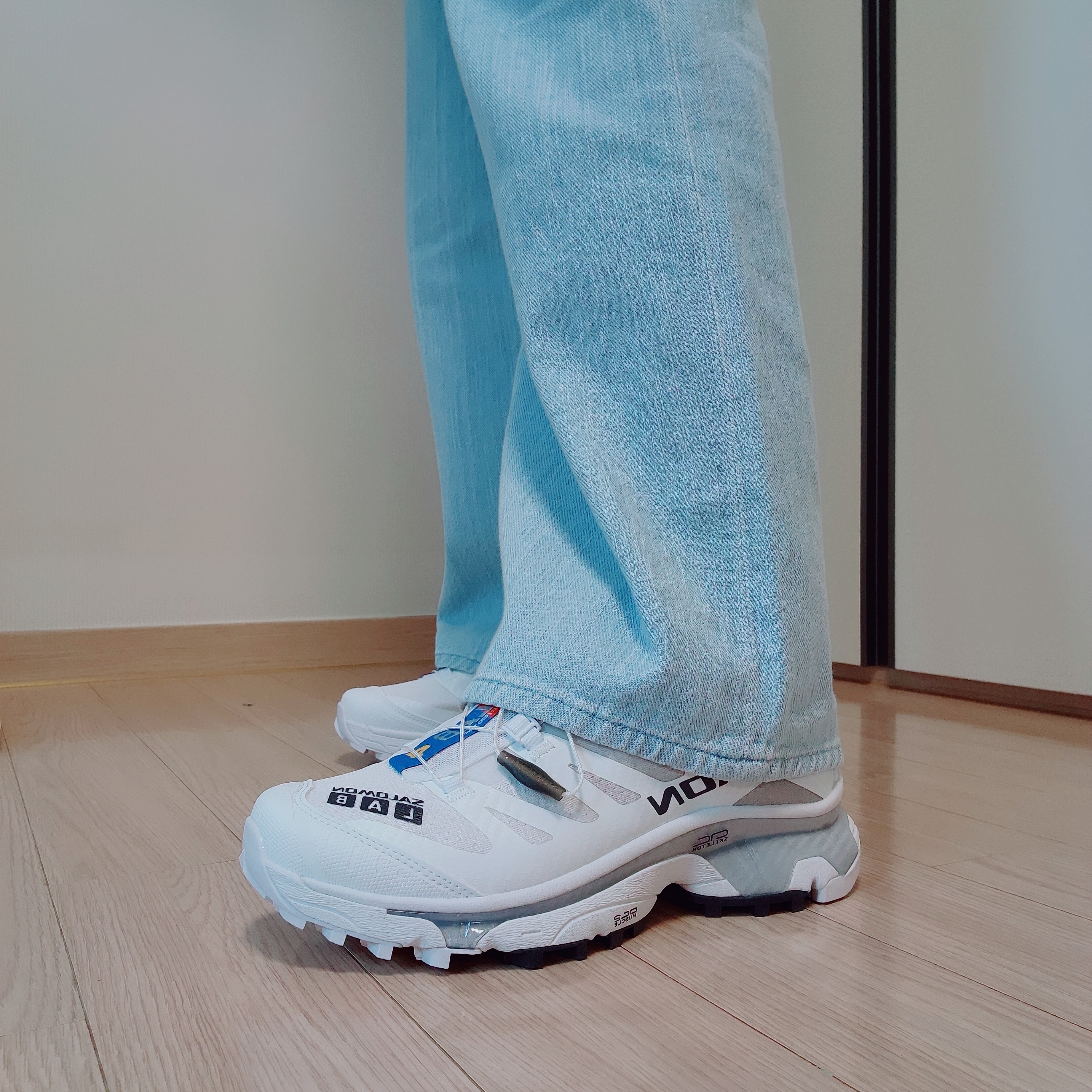 Salomon XT-4 White Lunar Rock 착용 스타일 - 3