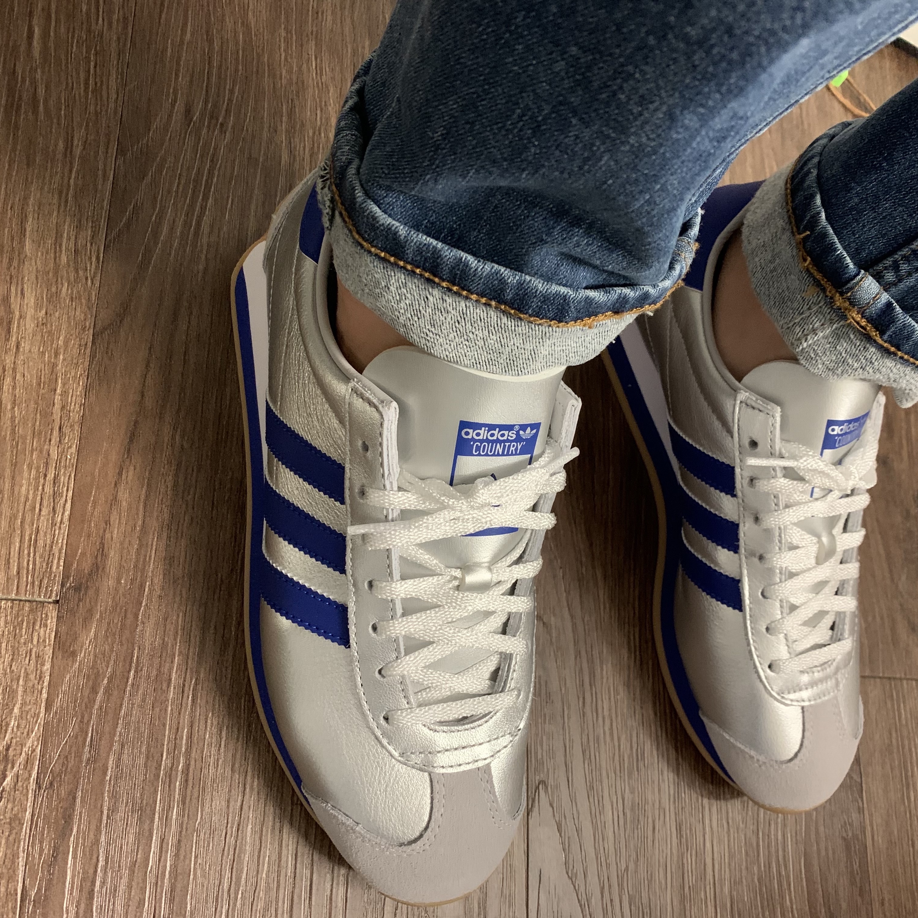 Adidas Country OG Matte Silver Bright Blue 착용 스타일 - 2