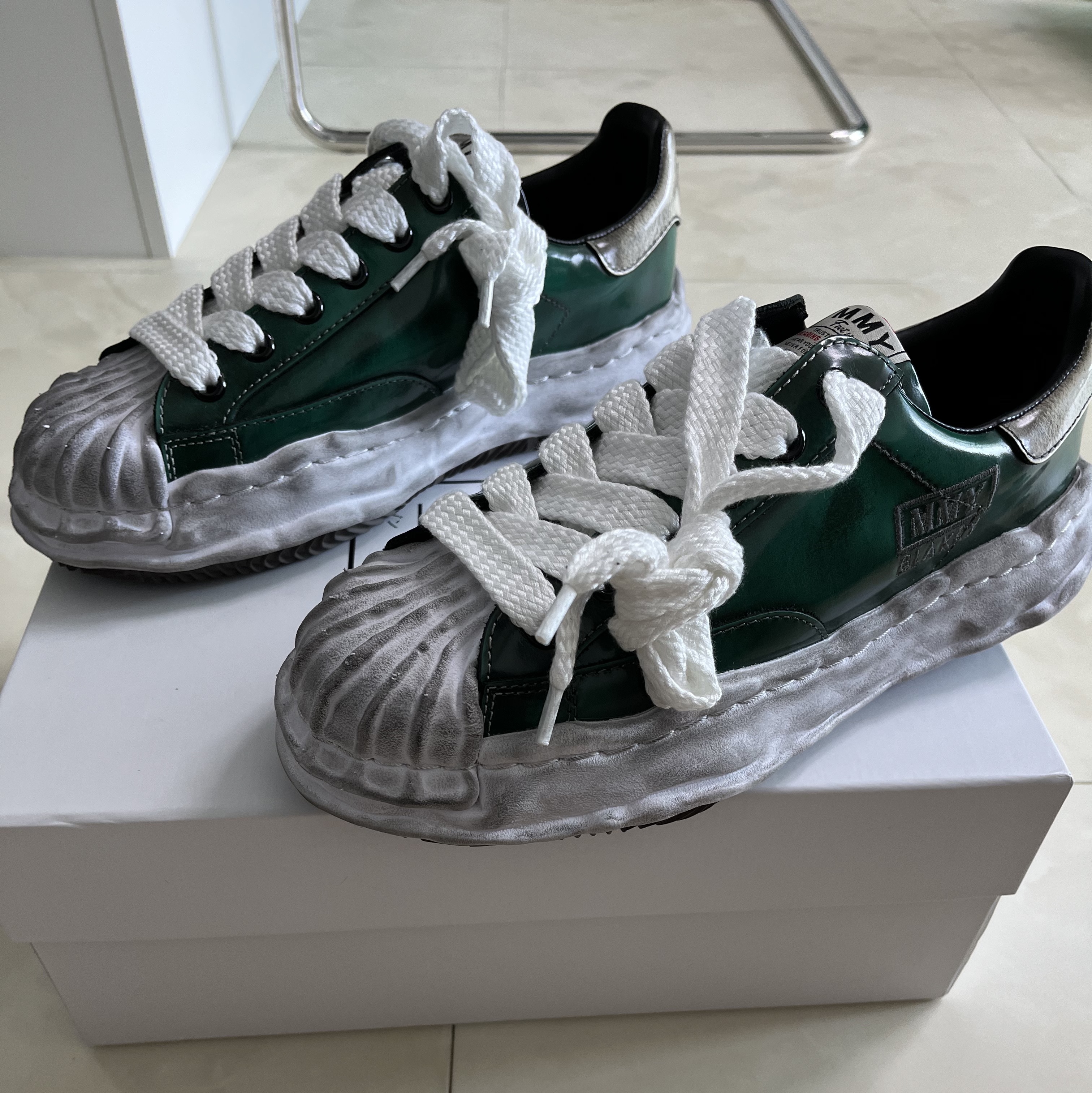 Maison Mihara Yasuhiro Blakey OG Sole Brushed Patent Low-top Sneakers Green 착용 스타일