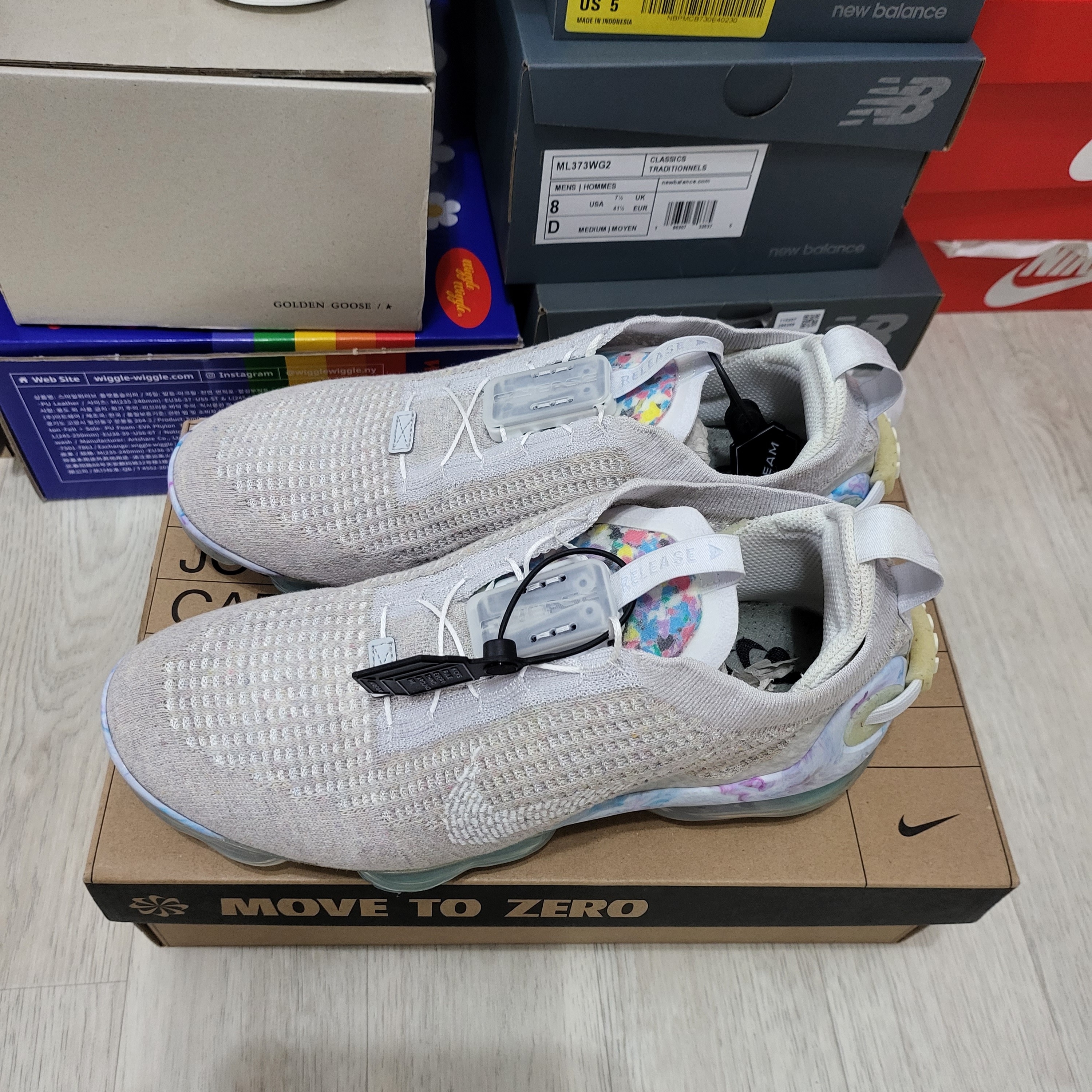 Nike Air VaporMax 2023 Flyknit Pure Platinum, Nike Air VaporMax 2020 Flyknit Summit White 착용 스타일 - 3