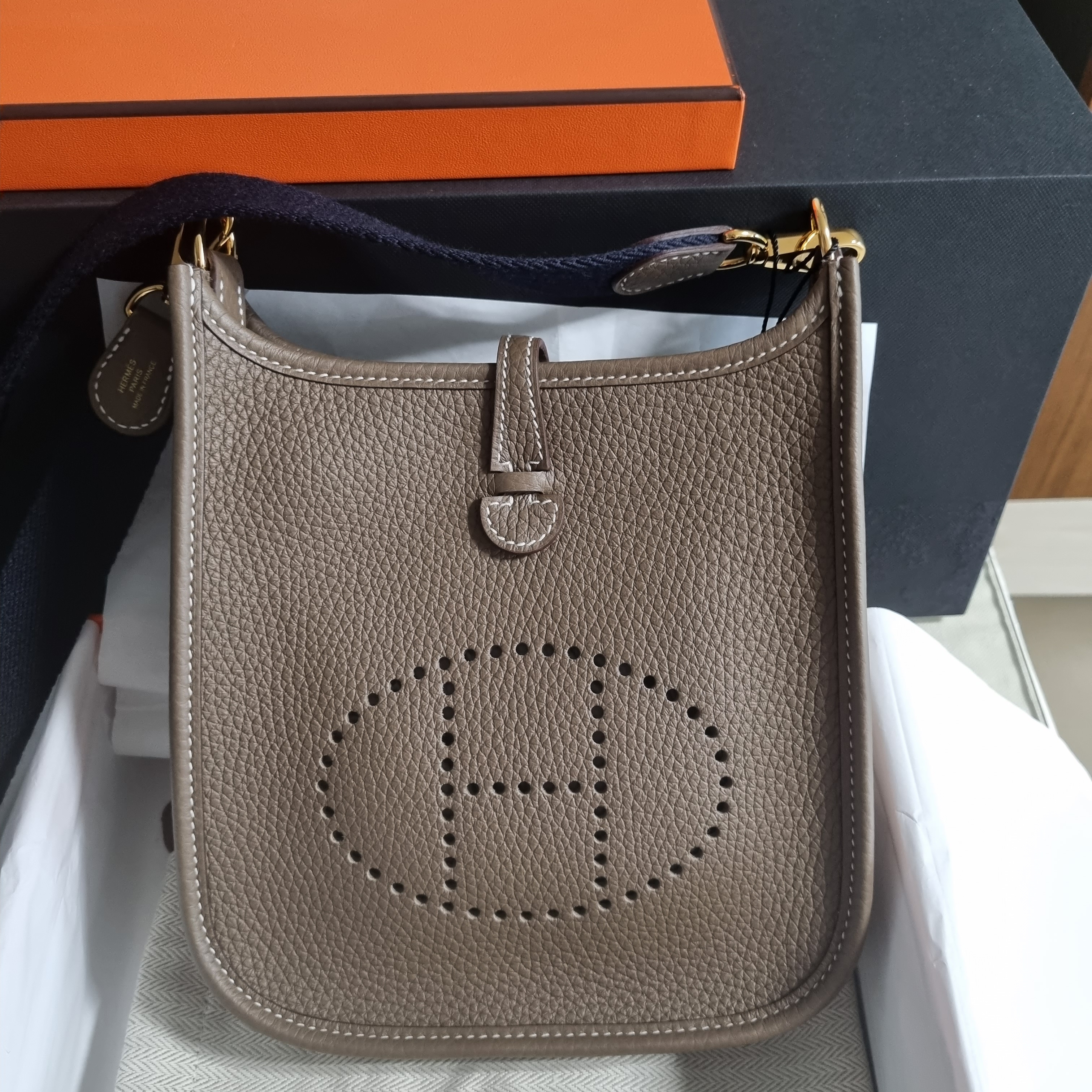 Hermes Evelyne 16 Amazone Bag Clemence & Gold Etoupe Bleu Indigo 착용 스타일