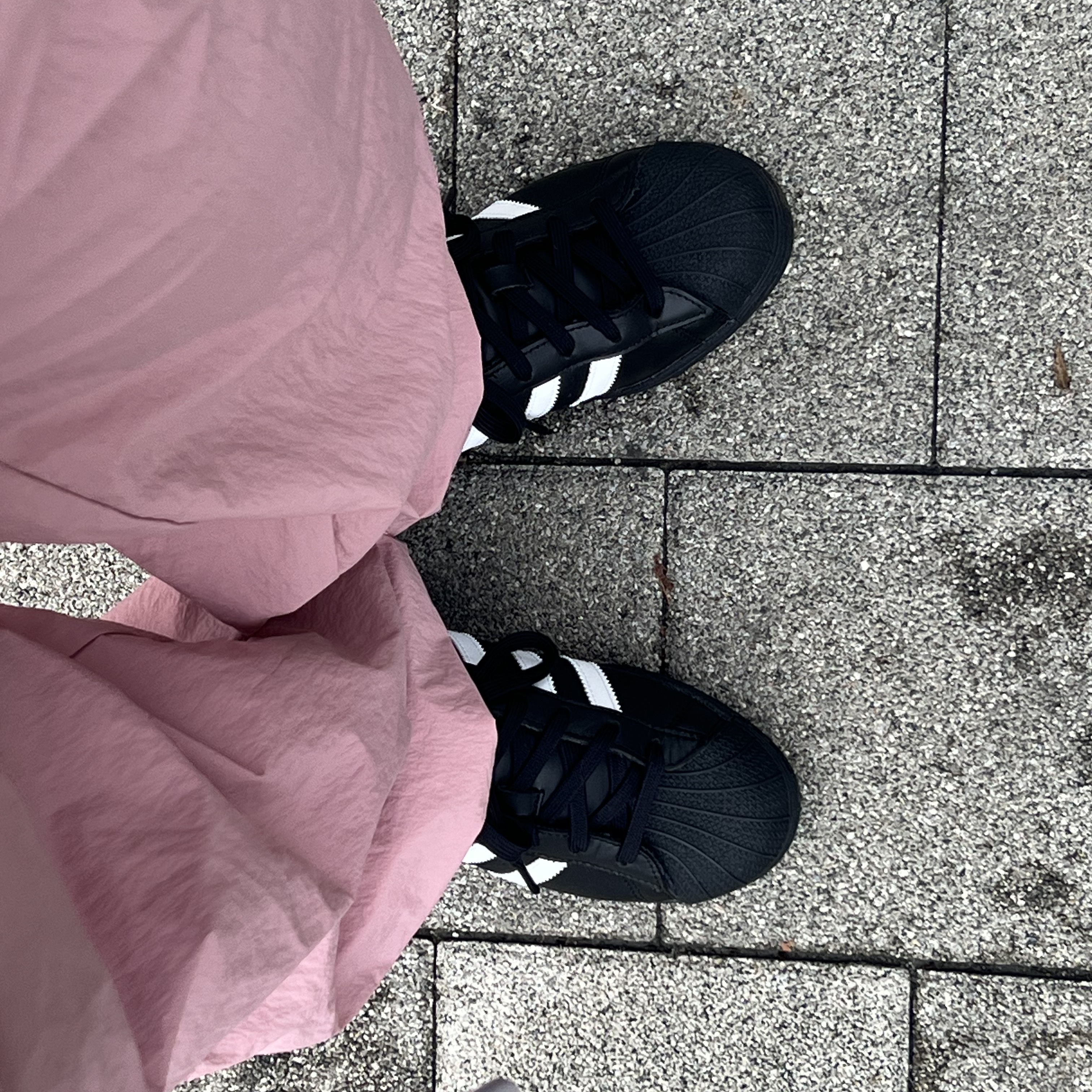 Adidas Superstar Core Black White 착용 스타일
