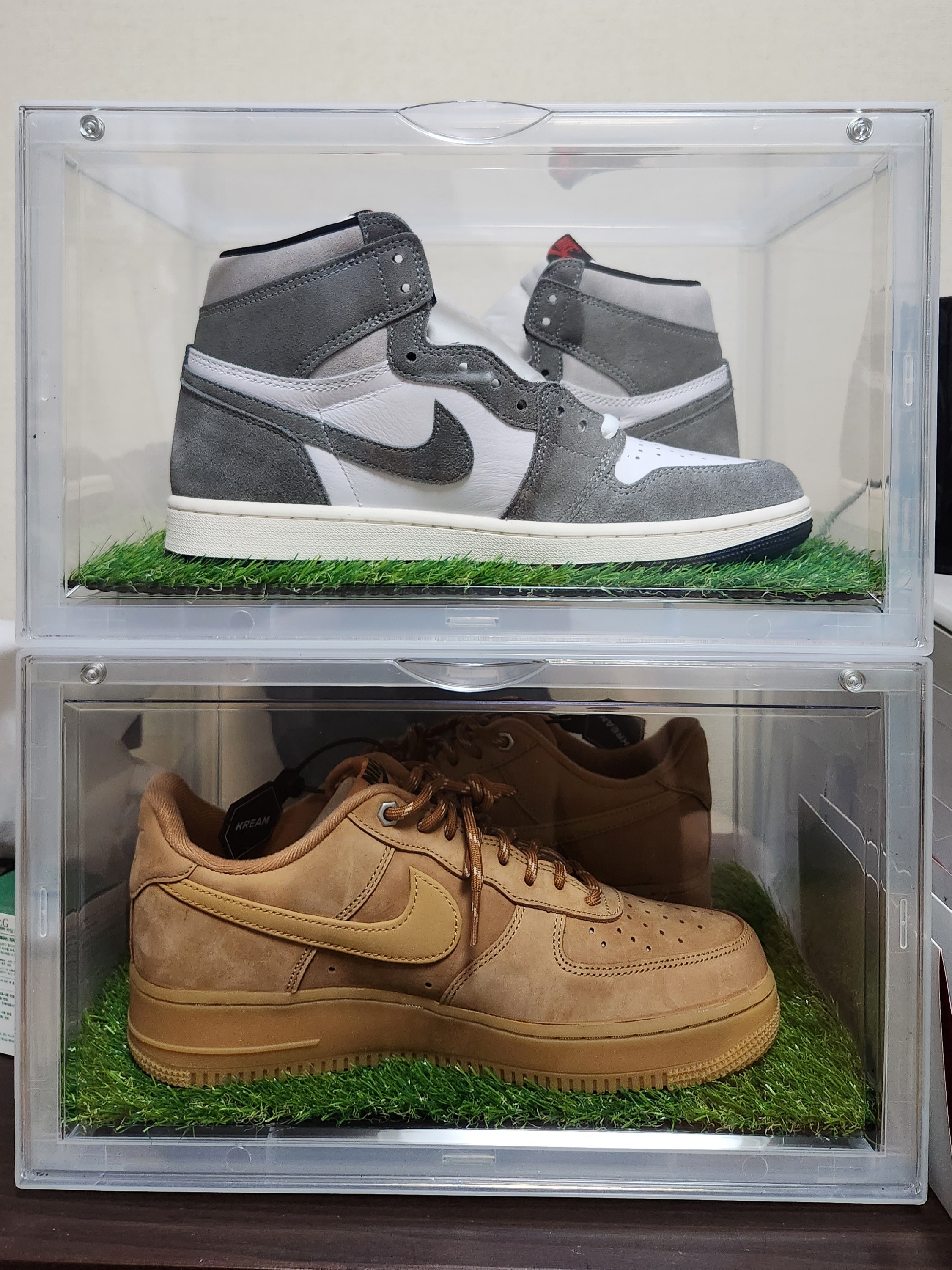 Nike Air Force 1 '07 WB Flax, Jordan 1 Retro High OG Black and Smoke Grey 착용 스타일