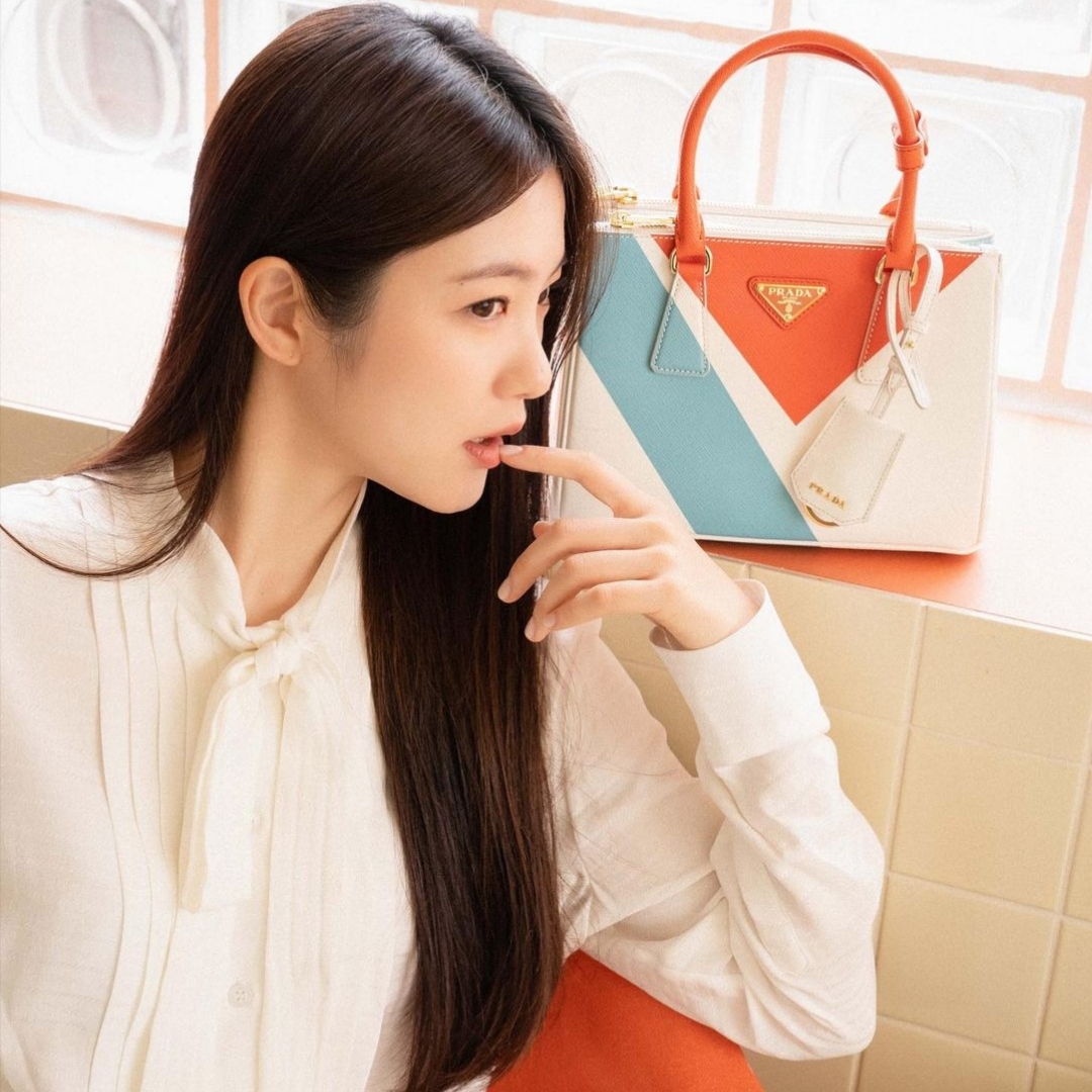 Prada Small Prada Galleria Saffiano Special Edition Bag White Orange 착용 스타일