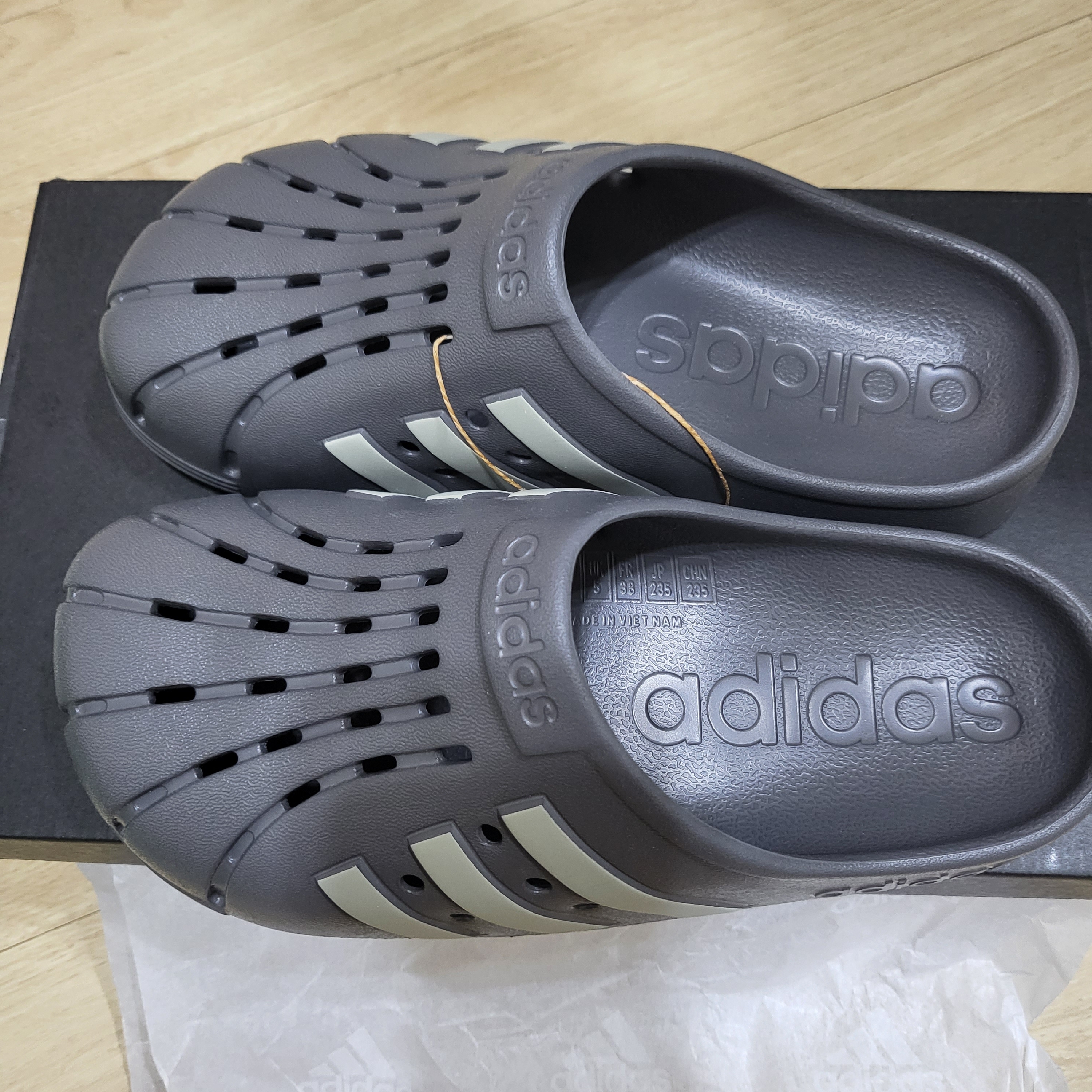 Adidas Adilette Clogs Grey Four 착용 스타일 - 2