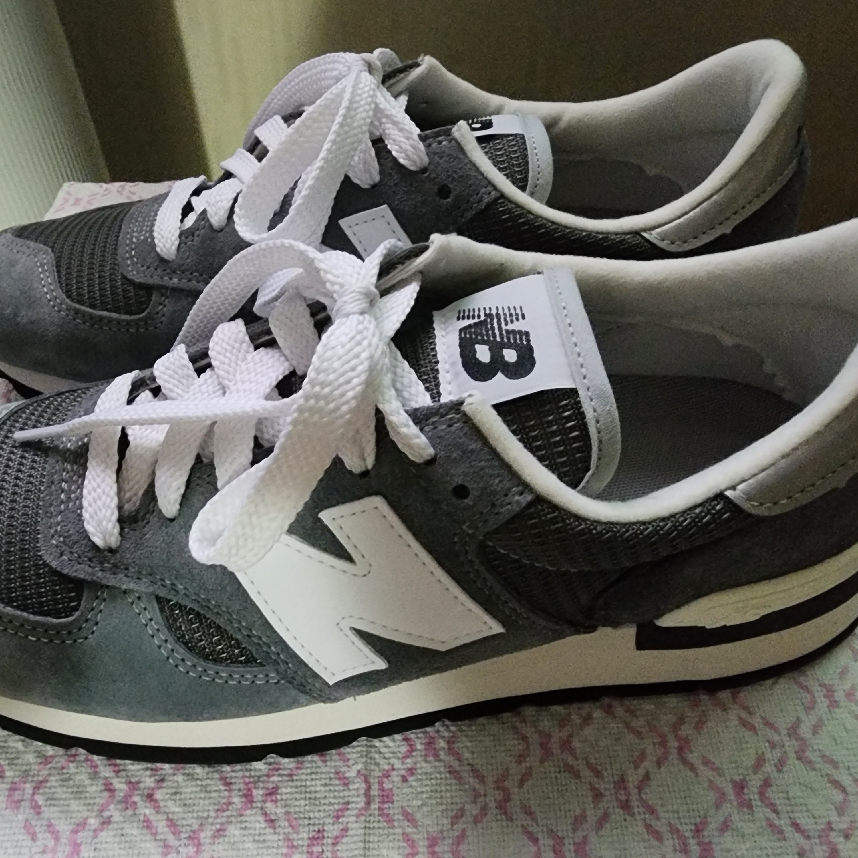 New Balance 990v1 Made in USA Grey White 착용 스타일 - 2