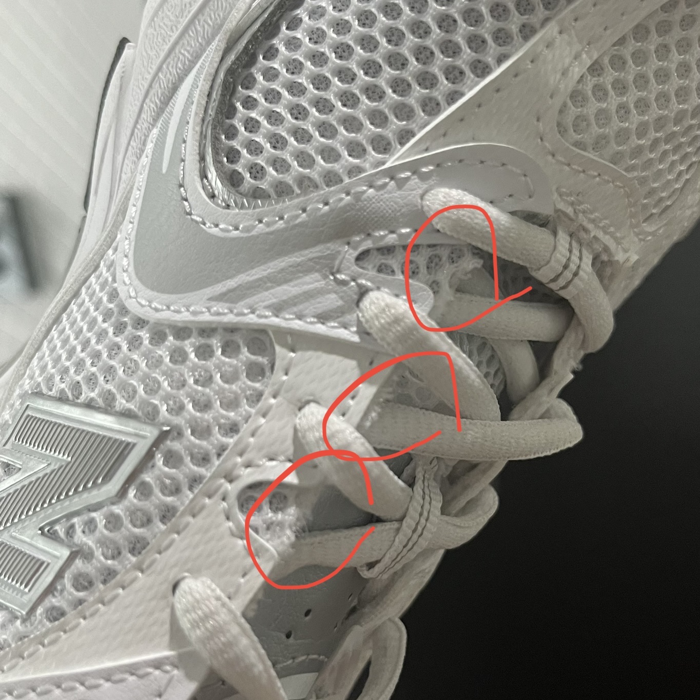 New Balance 530 Munsell White Silver Metallic 착용 스타일 - 2