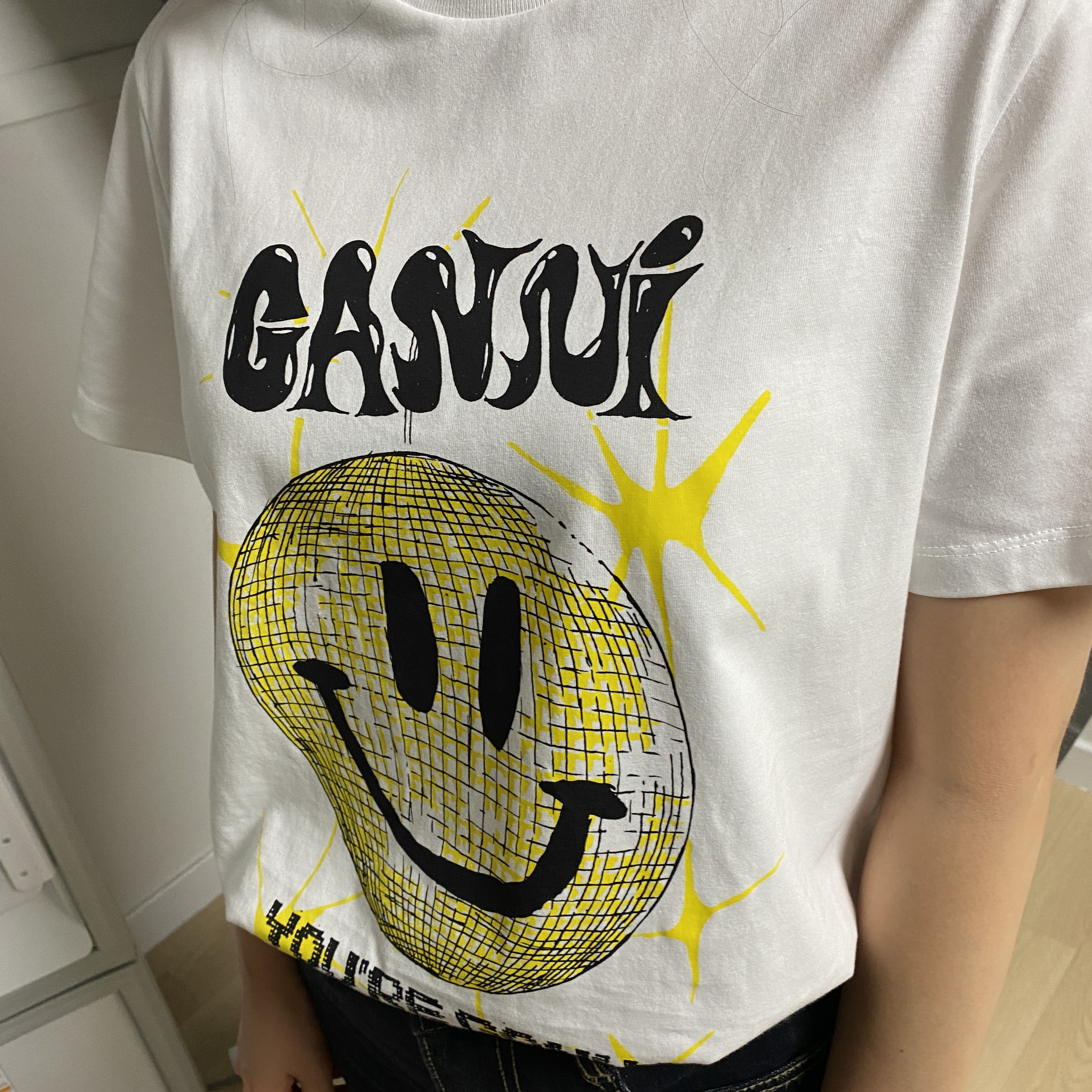 (W) Ganni Yellow Smiley Relaxed T-Shirt Bright White 착용 스타일
