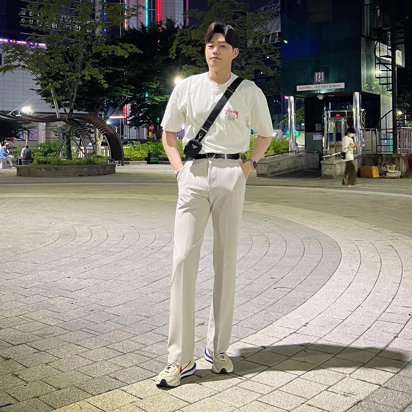 Stussy Built Tough T-Shirt White, Prada Re-Nylon and Saffiano Leather Shoulder Bag Black 착용 스타일 - 2