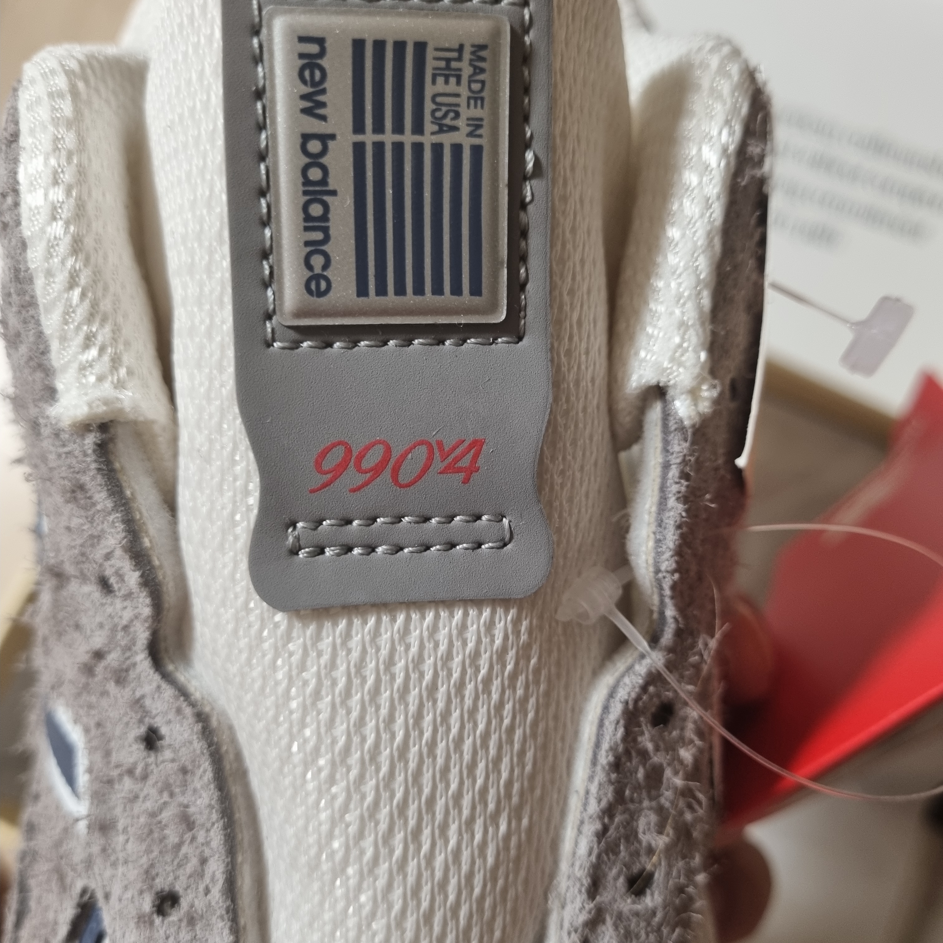 New Balance 990v4 Made in USA Gray Suede 착용 스타일 - 2