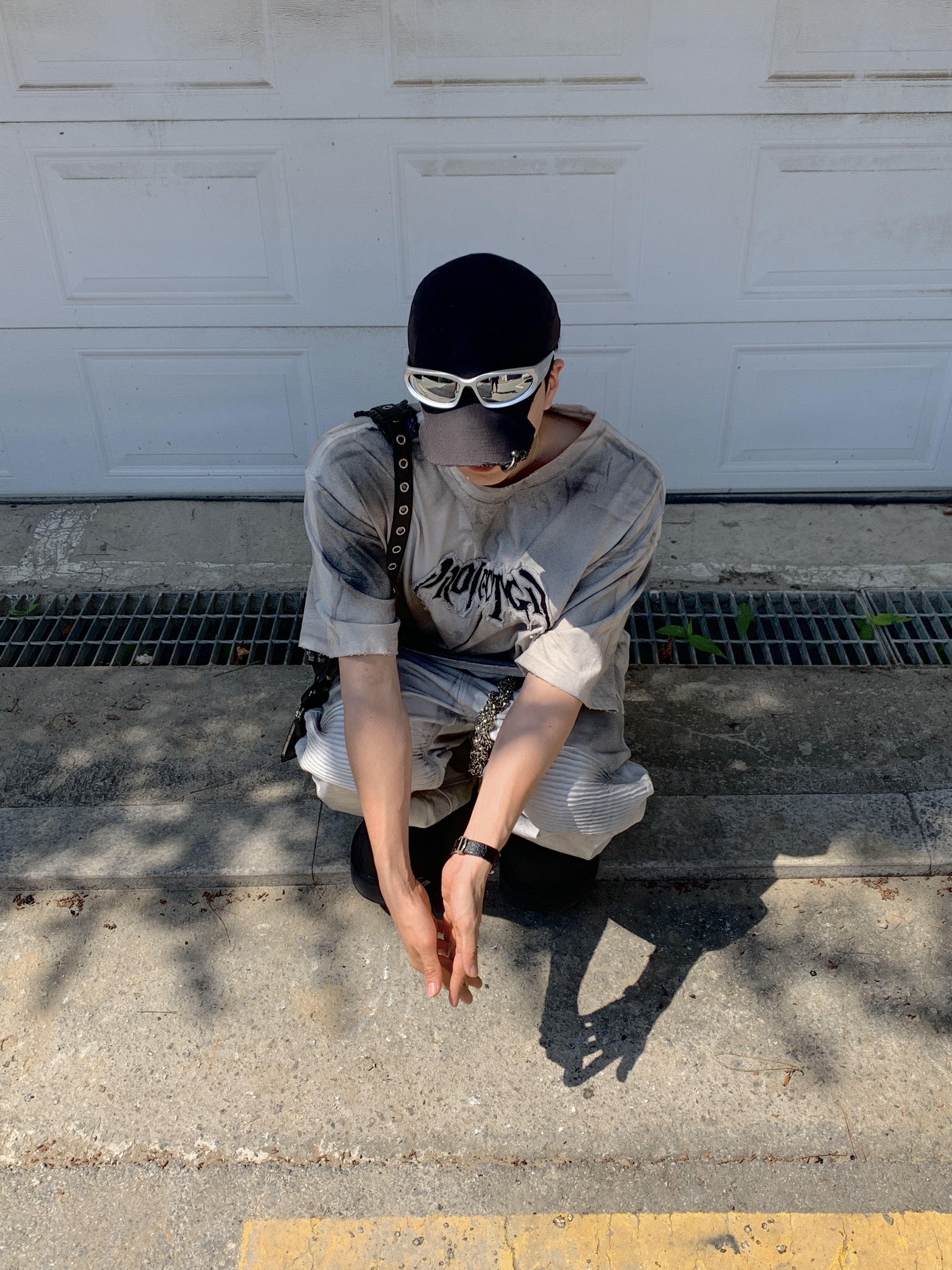 Balenciaga Swift Oval Sunglasses Silver, Balenciaga Heavy Piercing Cap Faded Black 착용 스타일 - 2