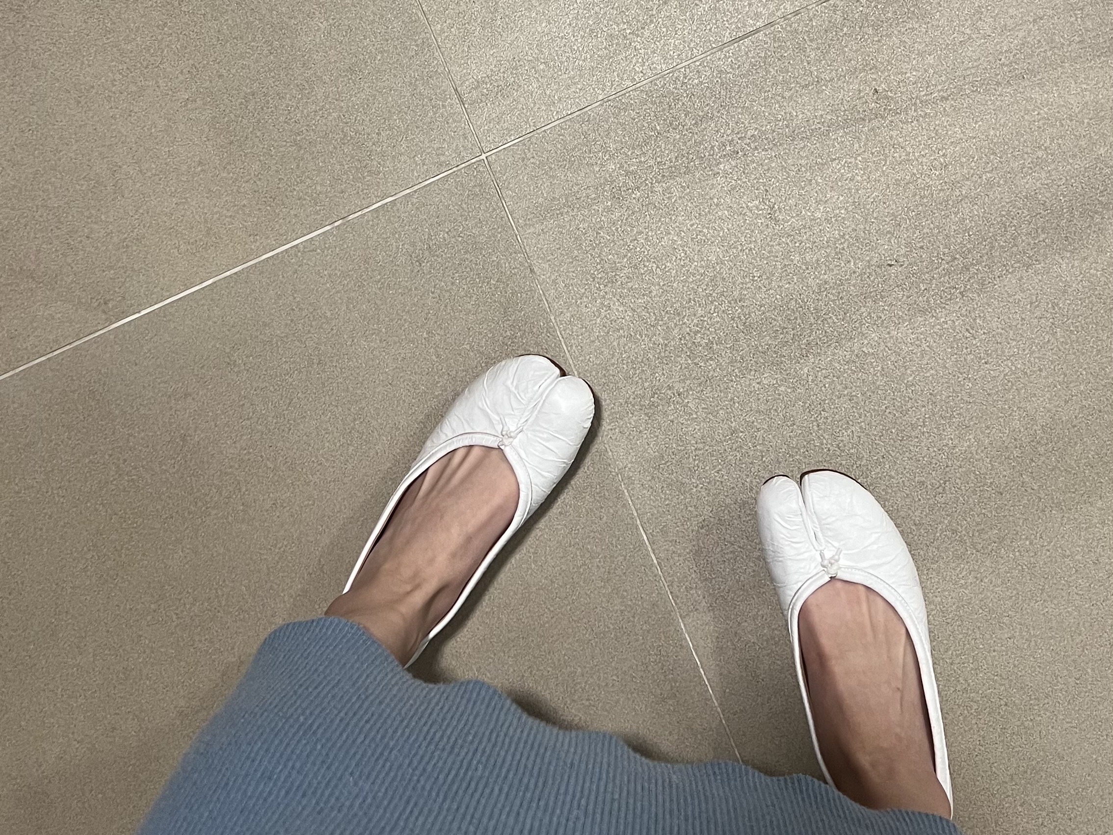 (W) Maison Margiela Tabi Ballerina Shoes White 착용 스타일