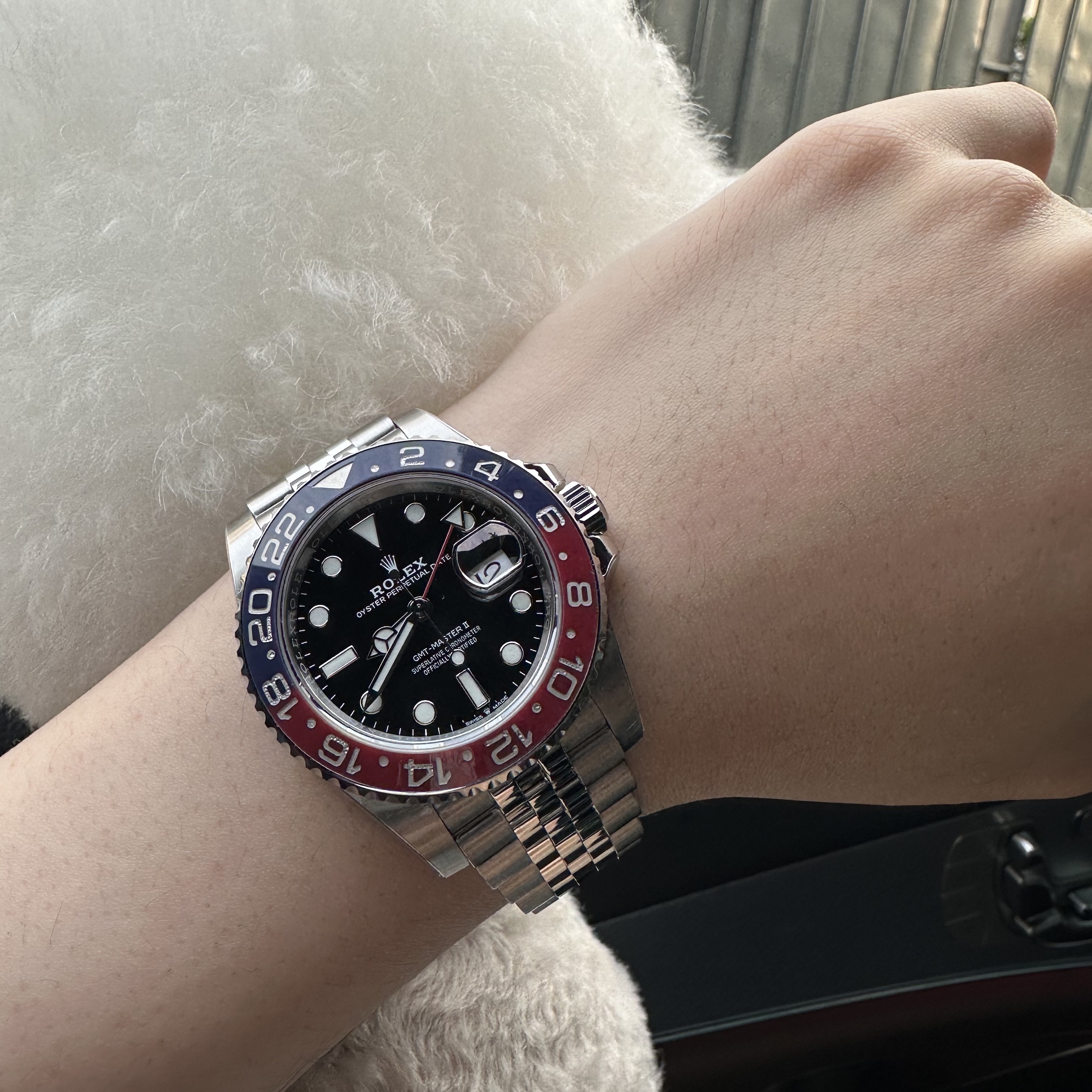 Rolex GMT-Master II 40mm 126710BLRO Black Jubilee 착용 스타일