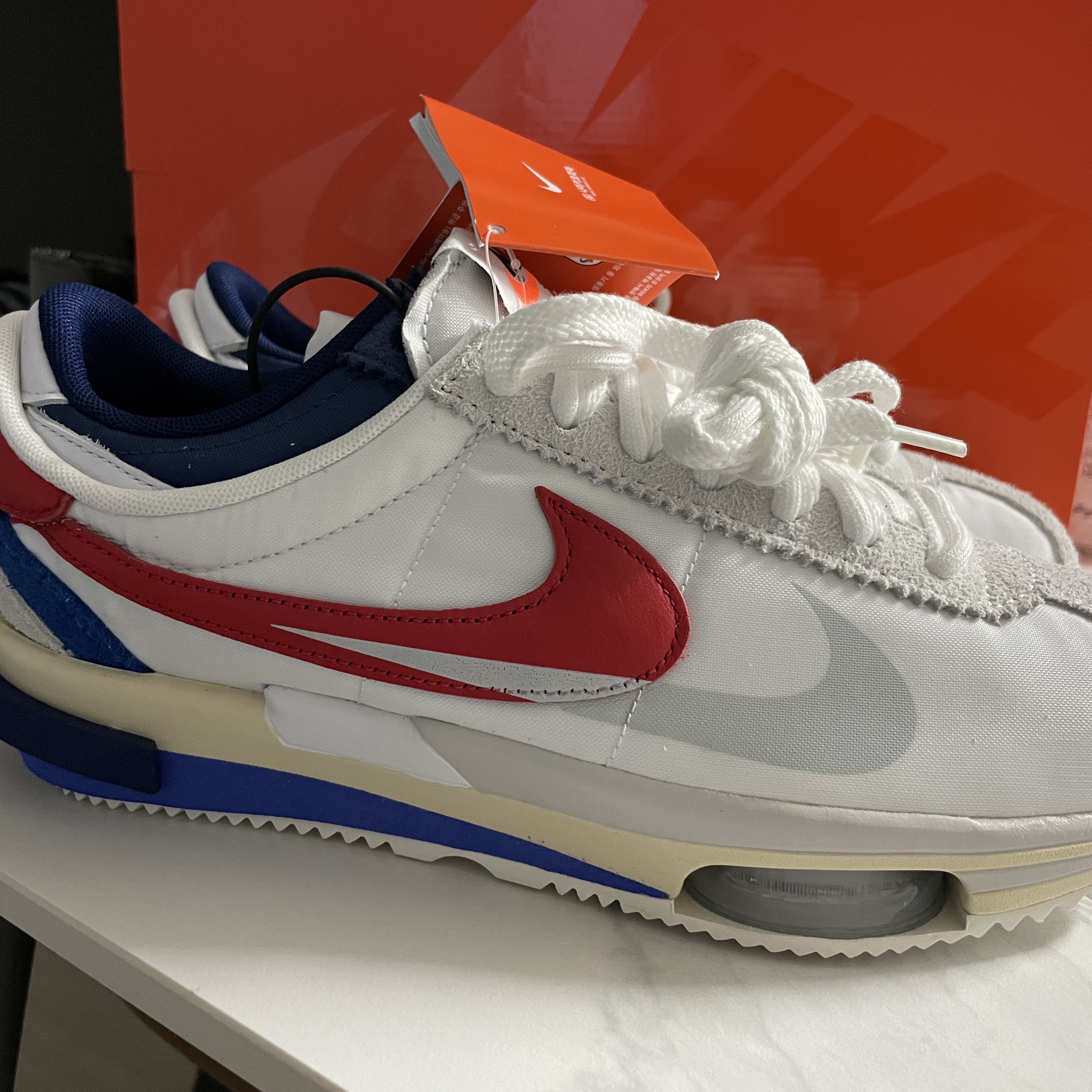 Nike x Sacai Zoom Cortez SP White and University Red 착용 스타일 - 1