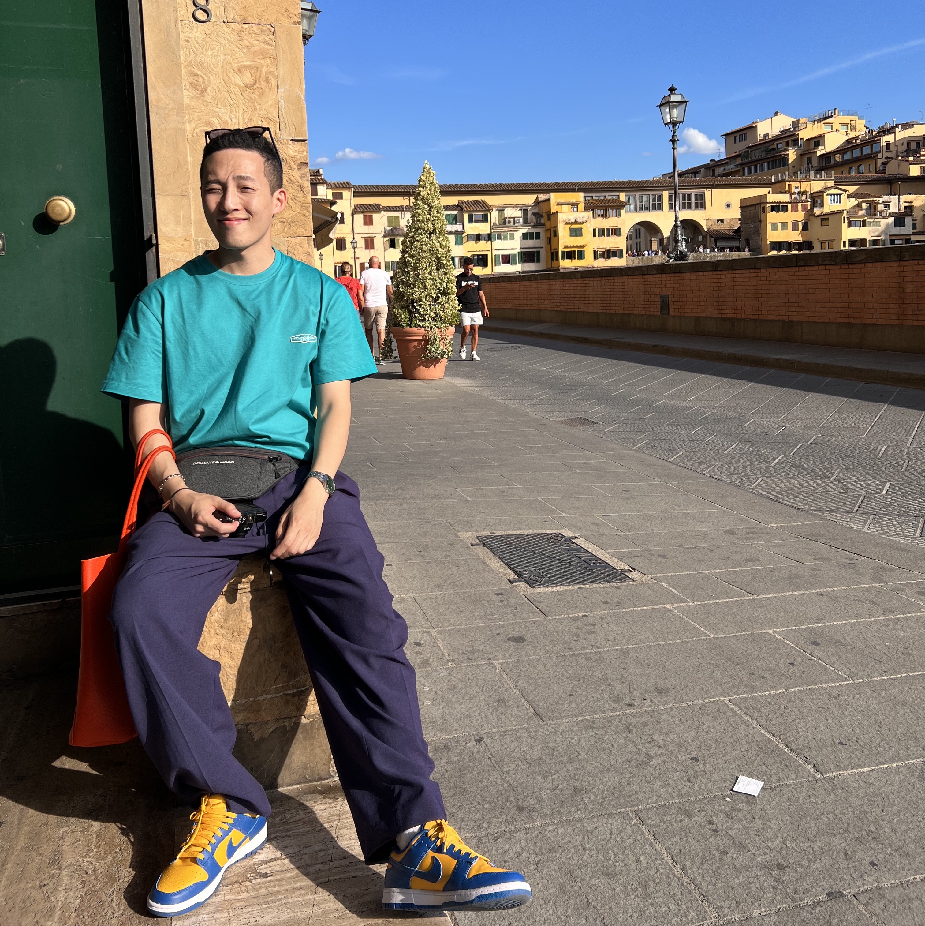 Wooyoungmi White Back Logo T-Shirt Green - 21SS, Uniqlo x Marni Wide Fit Pleated Trousers Blue 착용 스타일 - 3