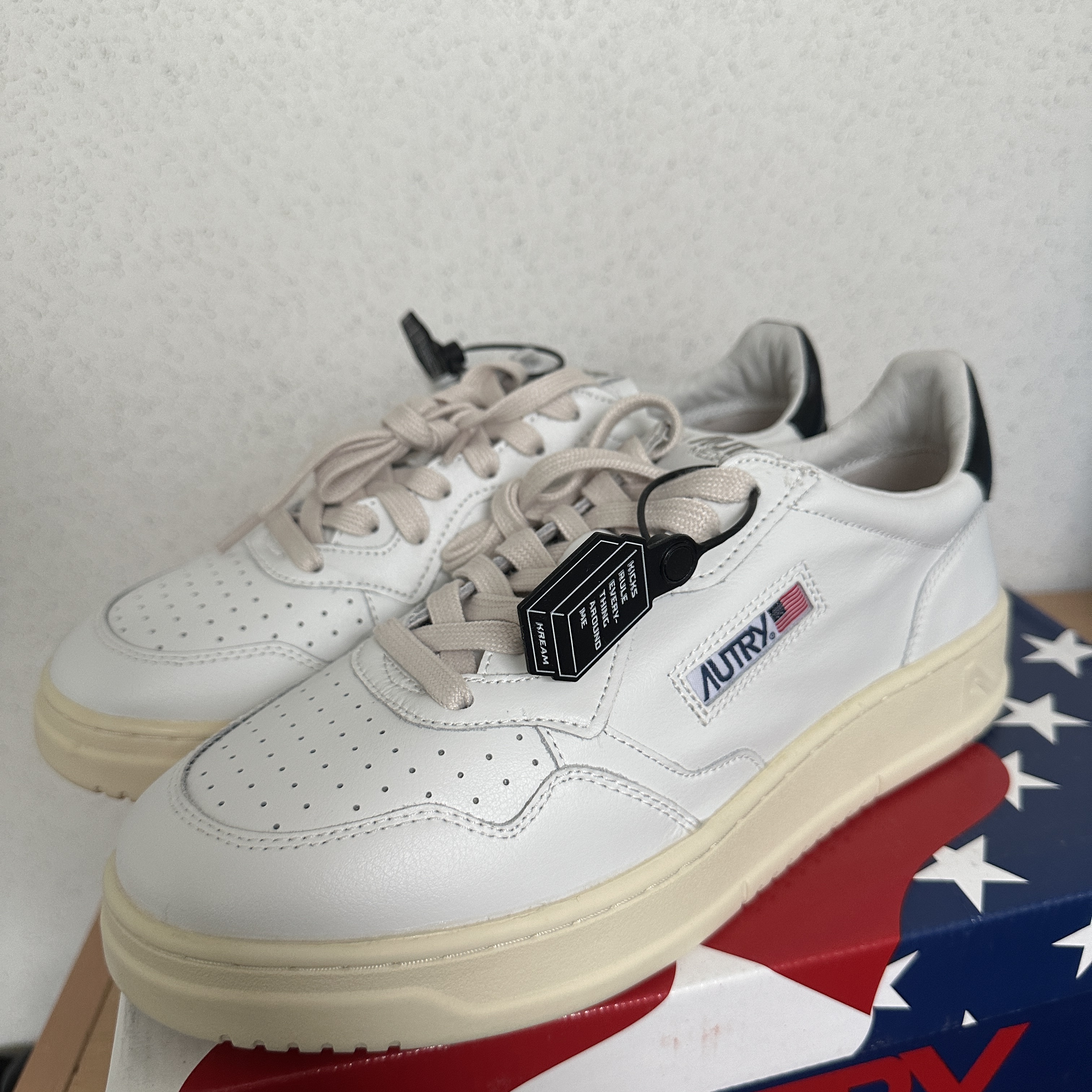 Autry Medalist Low Leather Sneakers White Black 착용 스타일 - 1