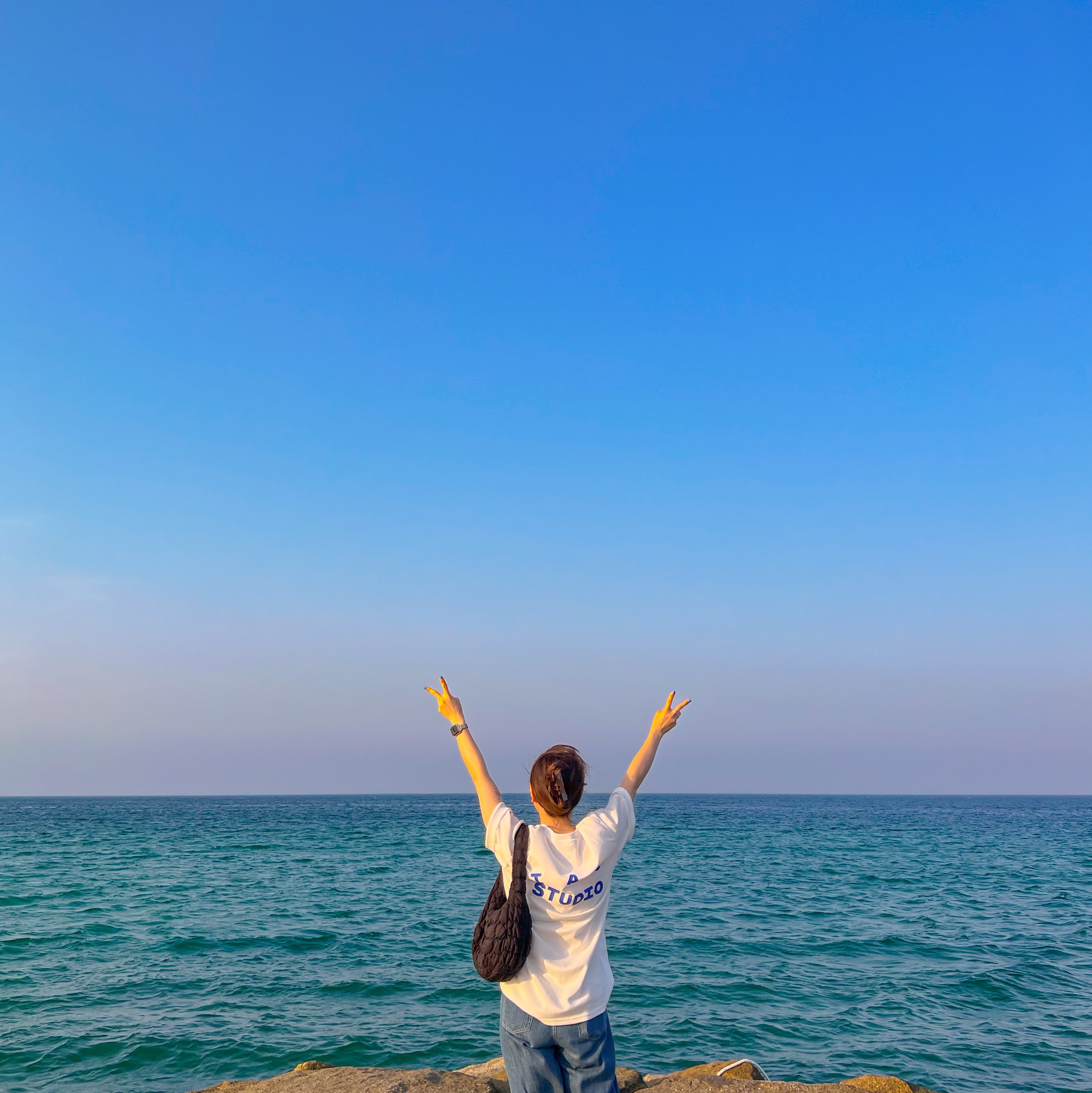 IAB Studio 10th Anniversary T-Shirt White, Keen Uneek Sandals Black 착용 스타일 - 2