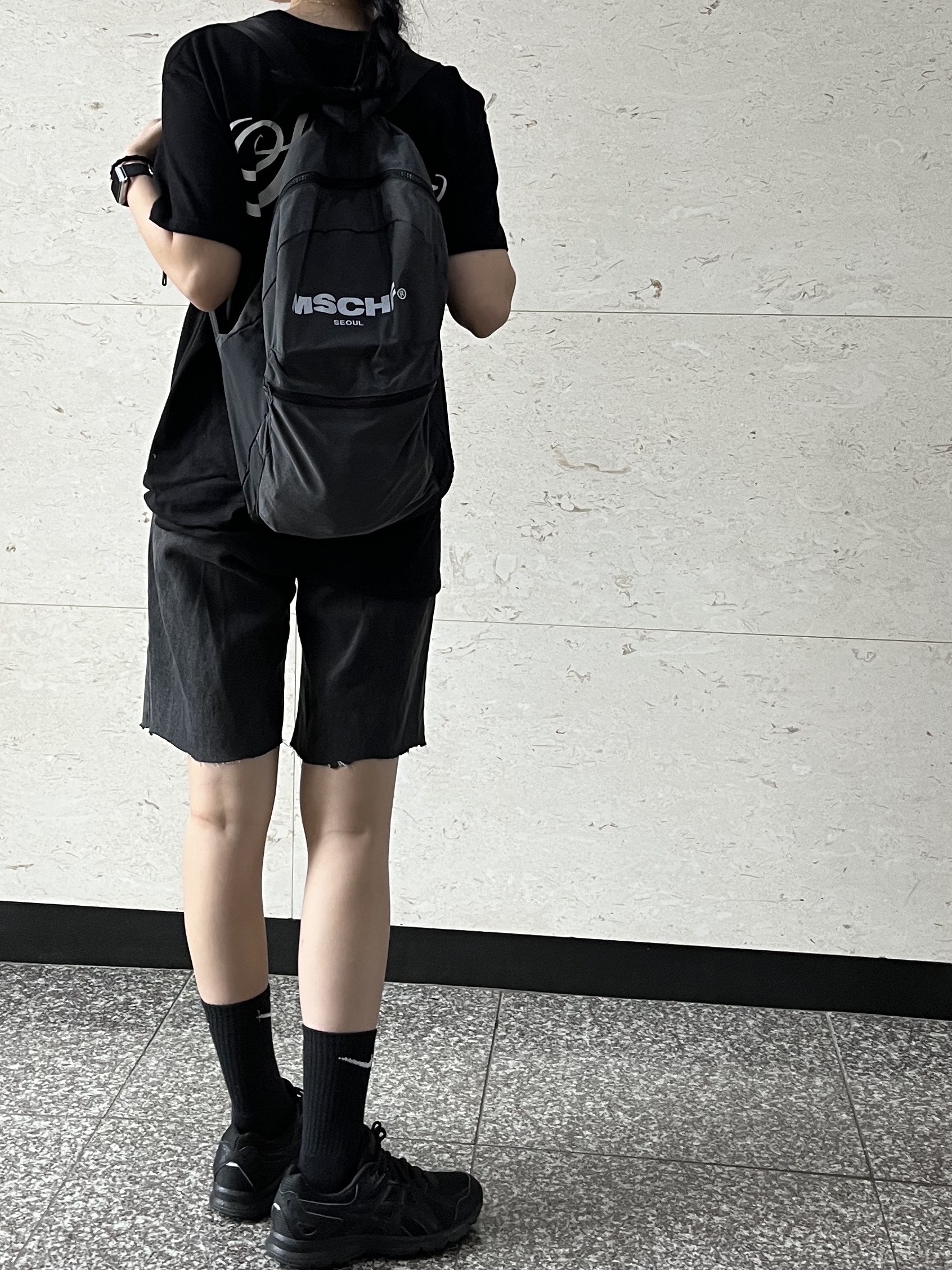 Stussy World Tour T-Shirt Black, Asics Jog 100 S Black - 2E Wide 착용 스타일 - 2