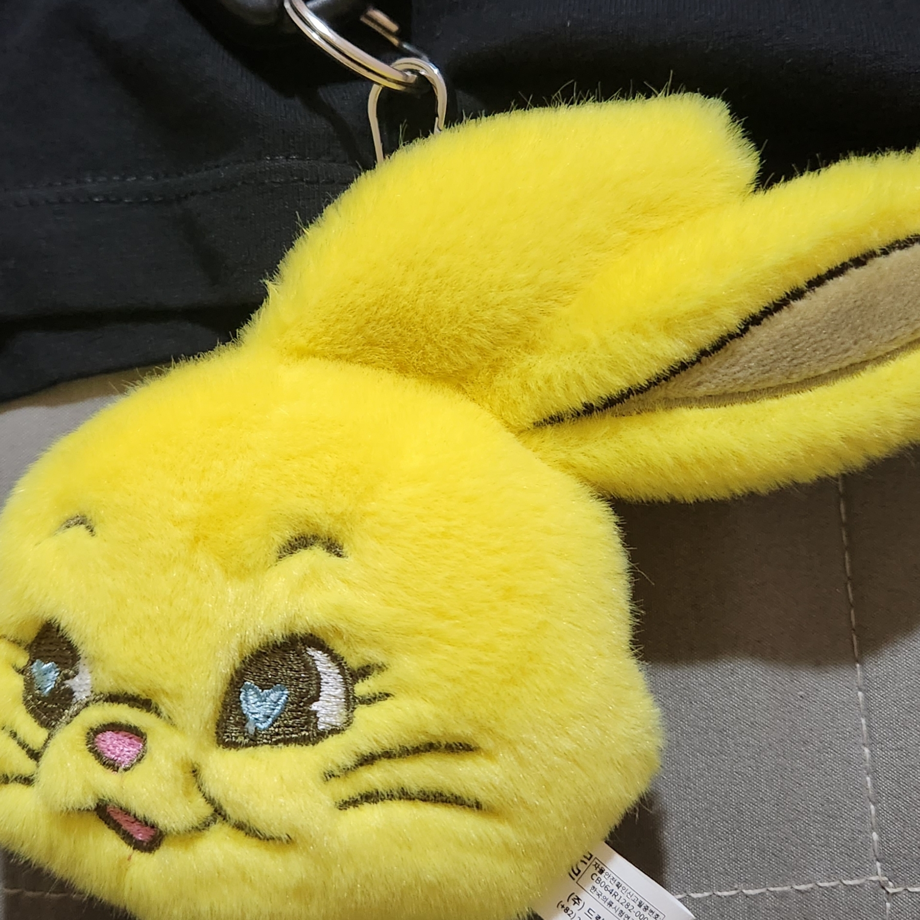 NewJeans Tokki Merchandise Fluffy Keyring Yellow 착용 스타일