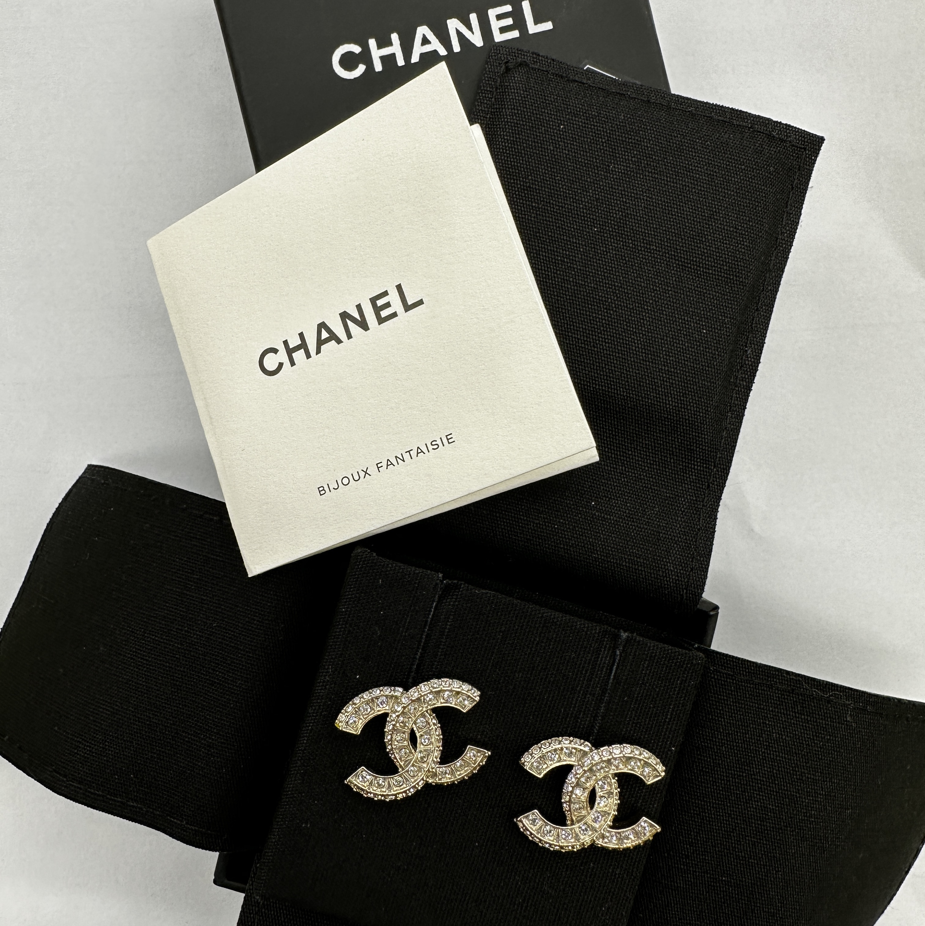 (W) Chanel Earrings Metal Diamantes & Gold Crystal 착용 스타일
