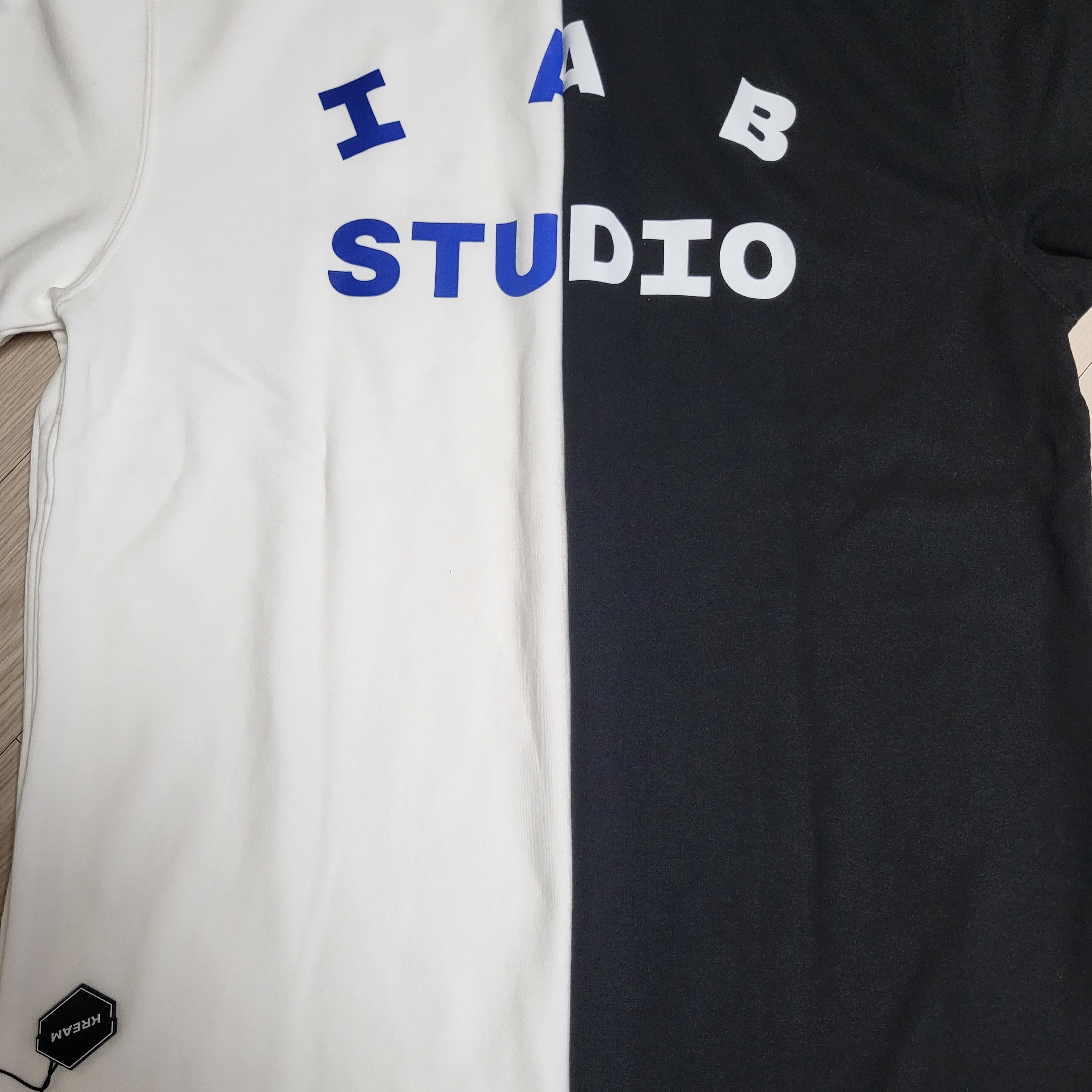 IAB Studio 10th Anniversary T-Shirts Pack White & Black (2 Pack) 착용 스타일