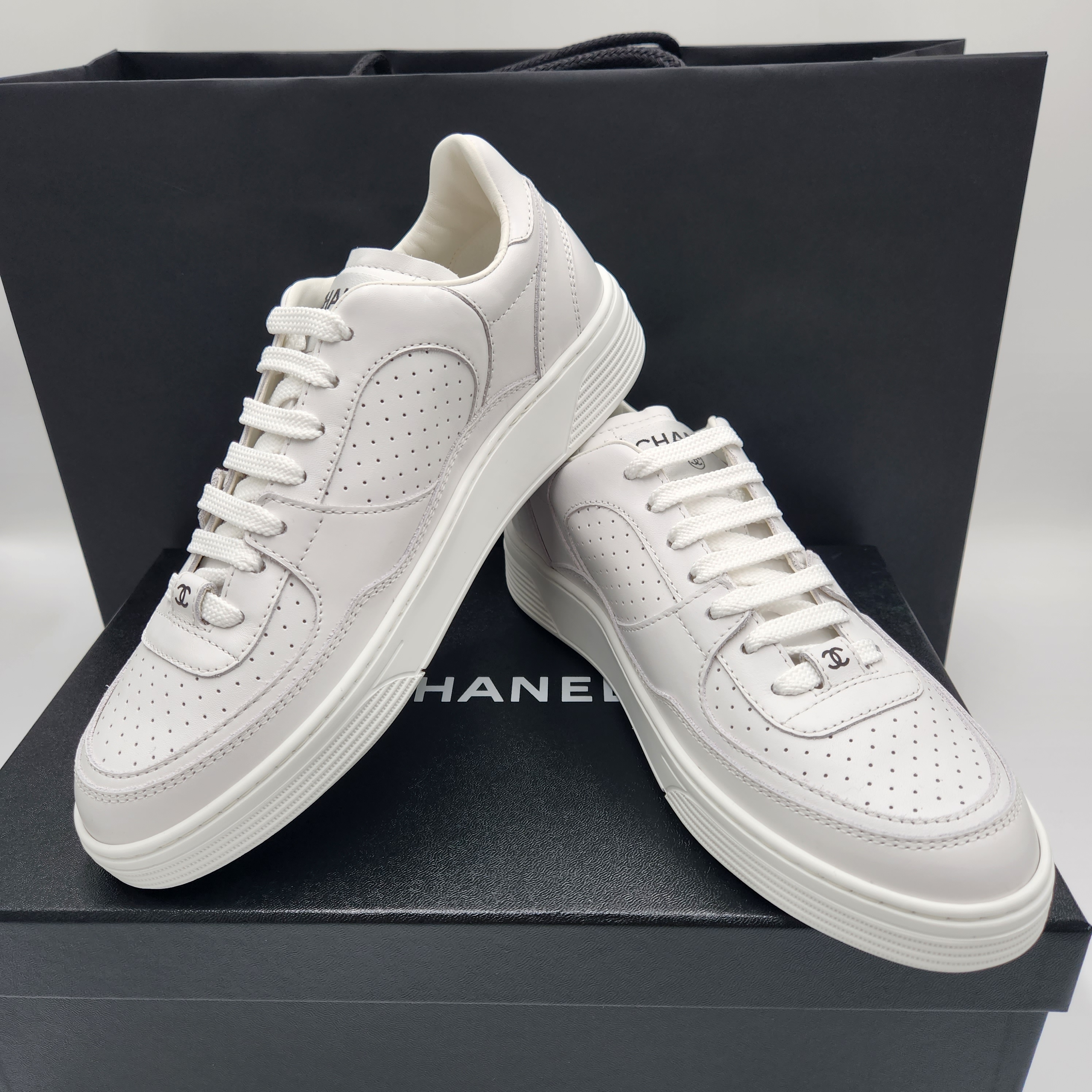 (W) Chanel Sneakers Calfskin & White 착용 스타일 - 3