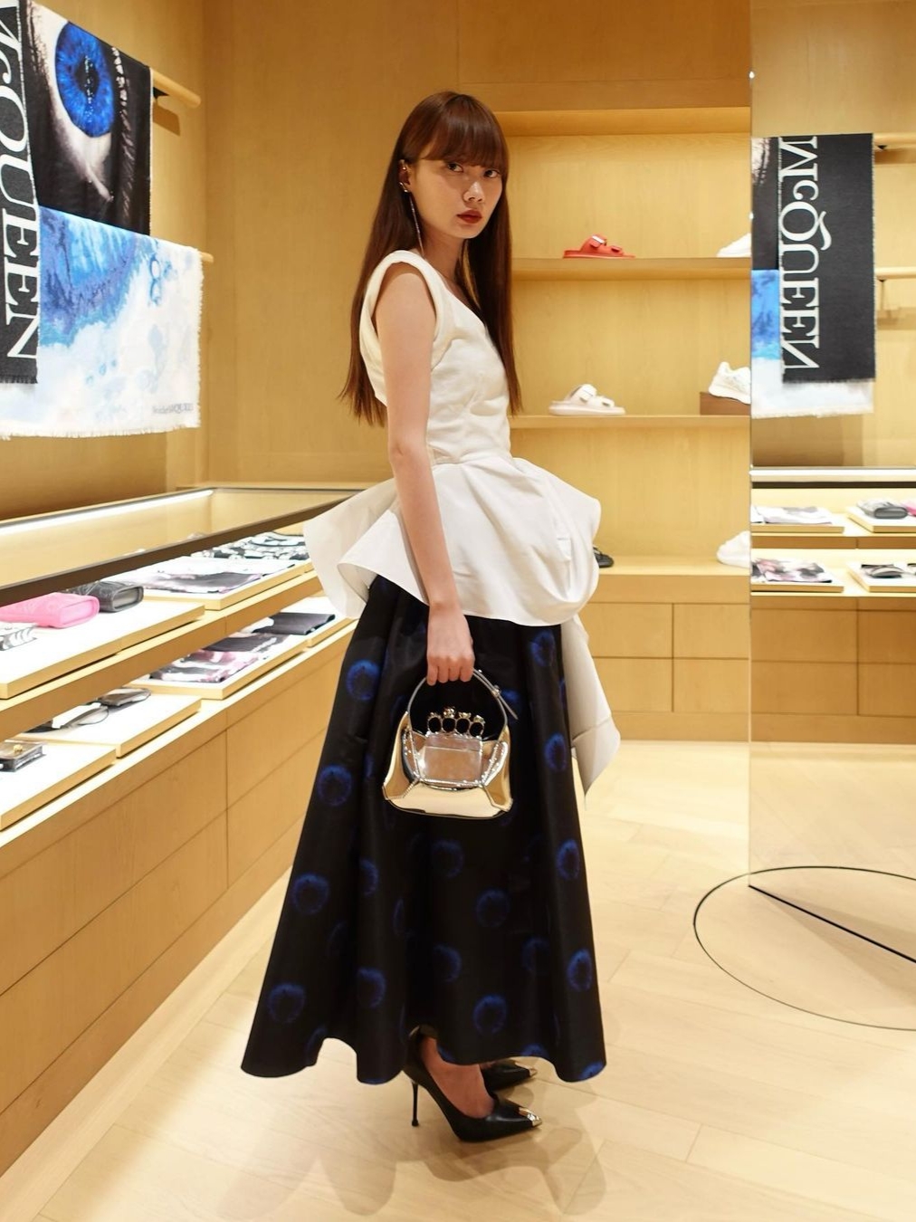 Alexander McQueen Mini Jewelled Hobo Bag Silver 착용 스타일