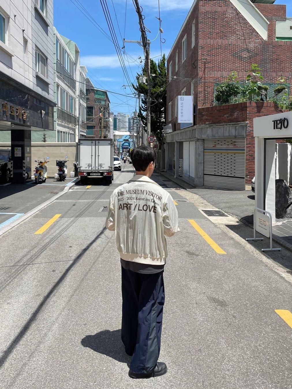 The Museum Visitor 2023 - 2024 Art Love Curved Zipper Windbreaker Ivory 착용 스타일 - 2