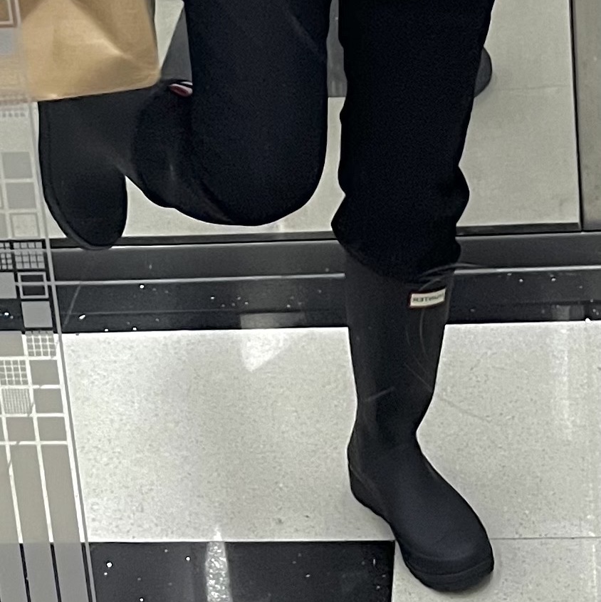(W) Hunter Play Tall Wellington Rain Boots Black 착용 스타일 - 2