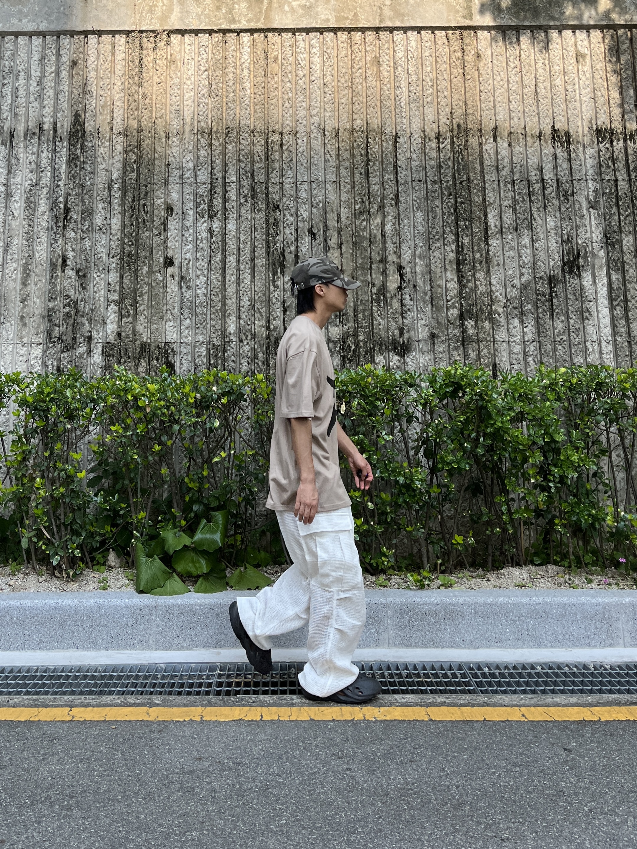 Adidas Yeezy Foam RNNR Onyx 착용 스타일 - 2
