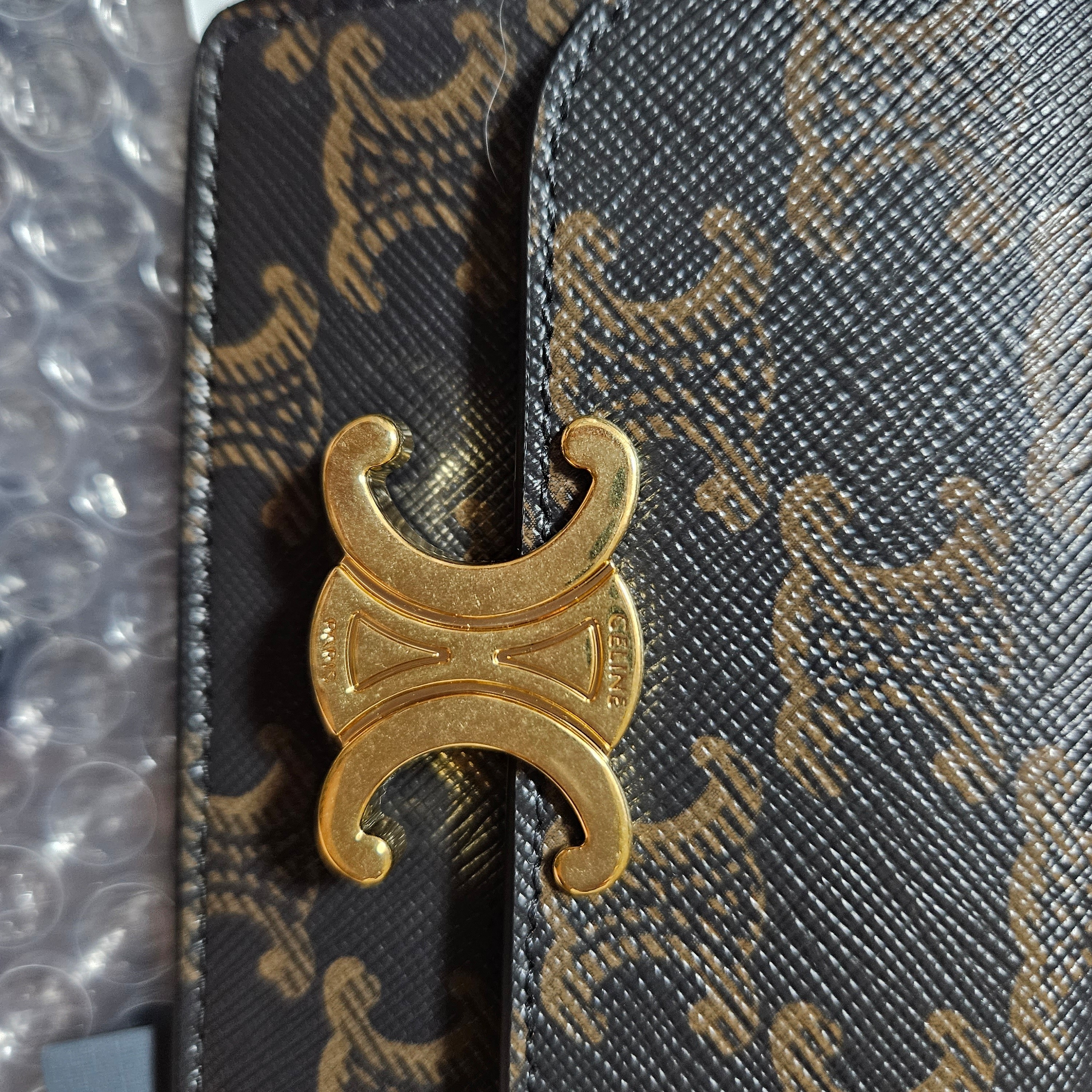 Celine Card Holder with Flap in Triomphe Canvas Tan 착용 스타일