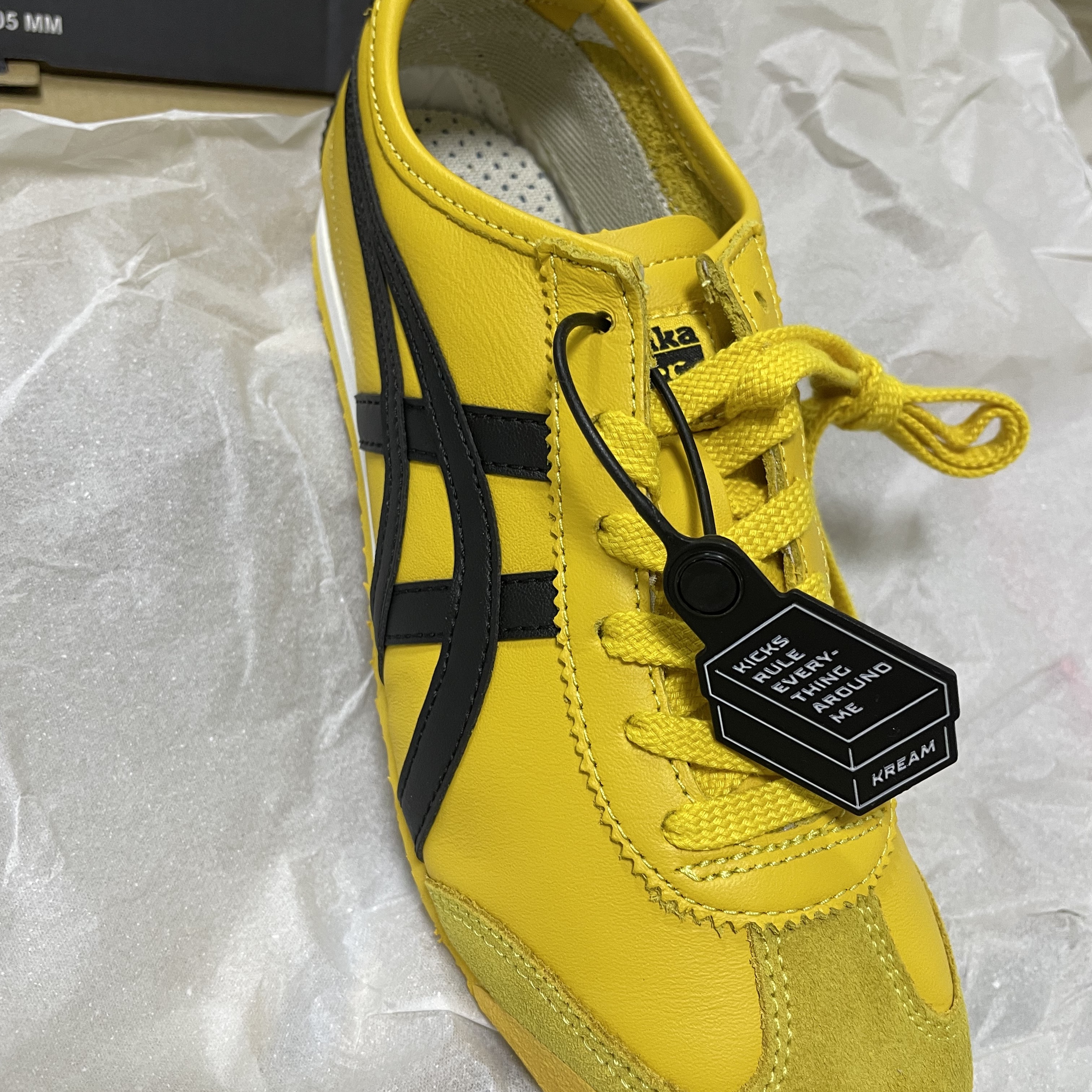 Onitsuka Tiger Mexico 66 Yellow Black 착용 스타일 - 3