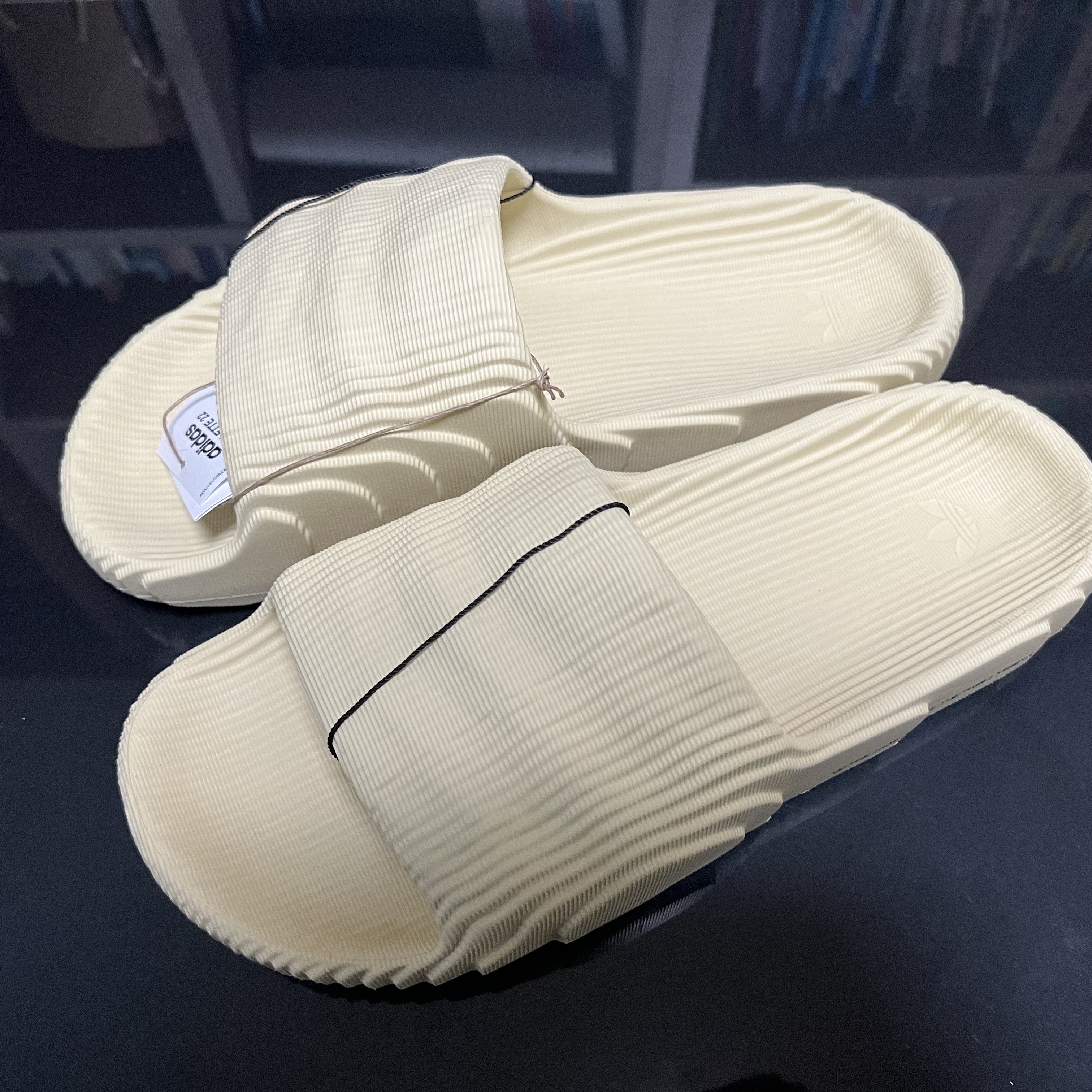 Adidas Adilette 22 Desert Sand 착용 스타일 - 2